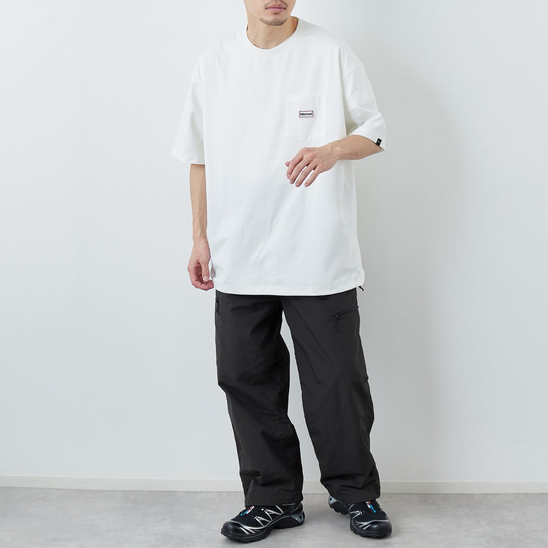 Marmot [マーモット] 別注 ドローコード付き ワッペンロゴ ポケットTシャツ [MTSS26MST339IN-JF] WHITE &&モデル身長：168cm 着用サイズ：L&&