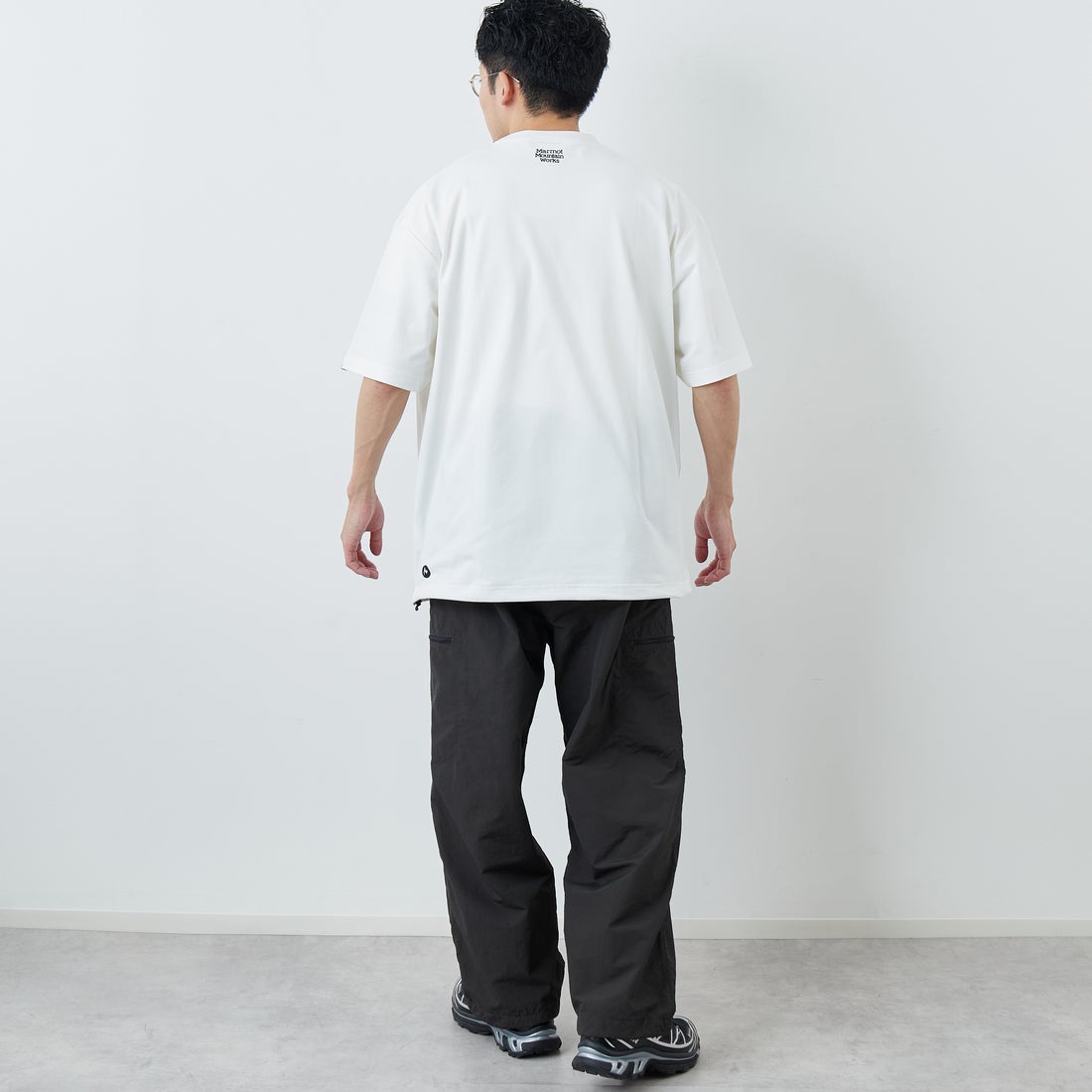 Marmot [マーモット] 別注 ドローコード付き ワッペンロゴ ポケットTシャツ [MTSS26MST339IN-JF] WHITE &&モデル身長：168cm 着用サイズ：L&&