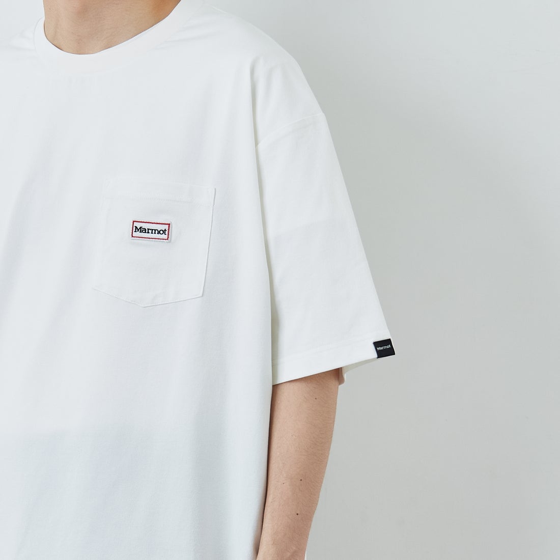 Marmot [マーモット] 別注 ドローコード付き ワッペンロゴ ポケットTシャツ [MTSS26MST339IN-JF] WHITE &&モデル身長：168cm 着用サイズ：L&&