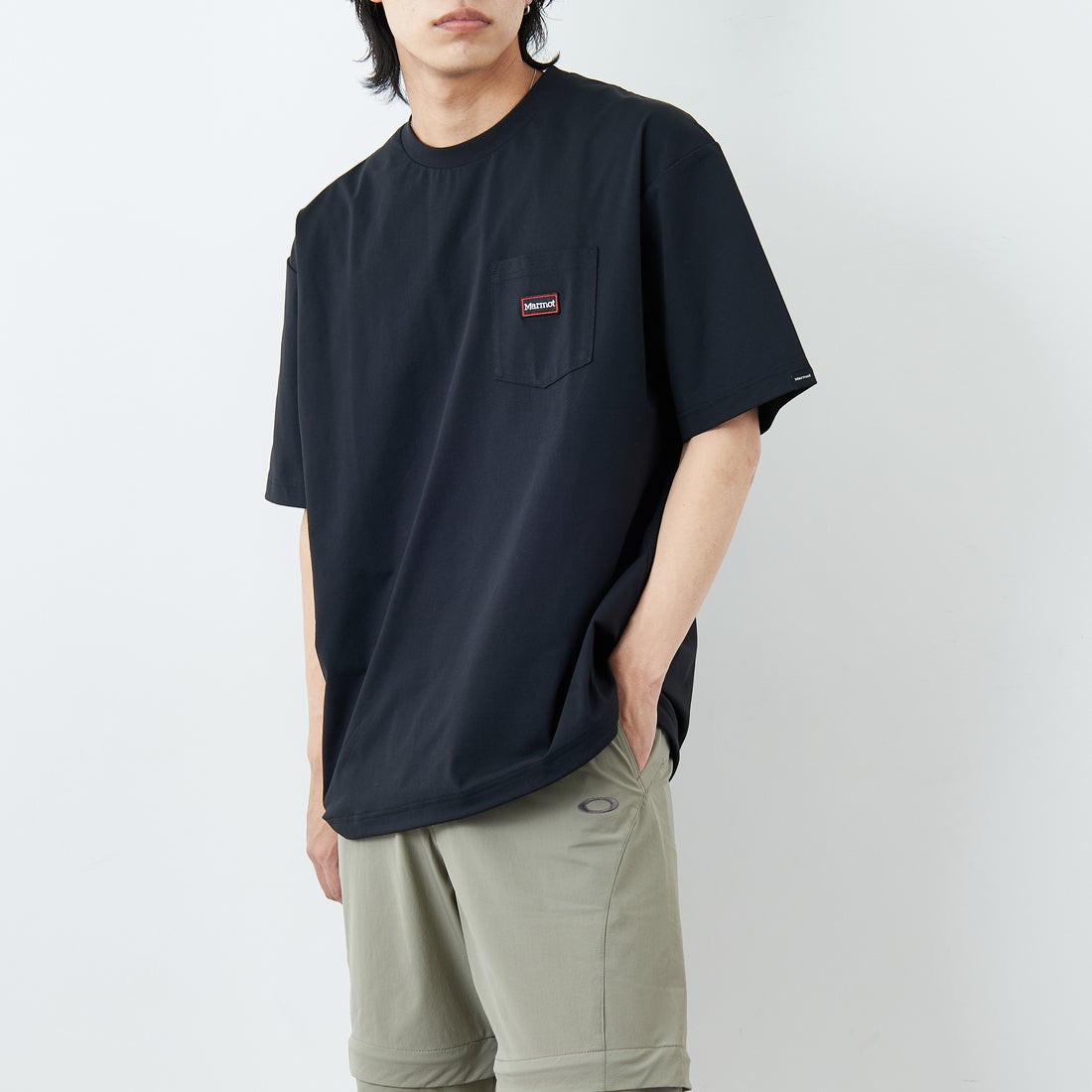 Marmot [マーモット] 別注 ドローコード付き ワッペンロゴ ポケットTシャツ [MTSS26MST339IN-JF] BLACK &&モデル身長：179cm 着用サイズ：L&&