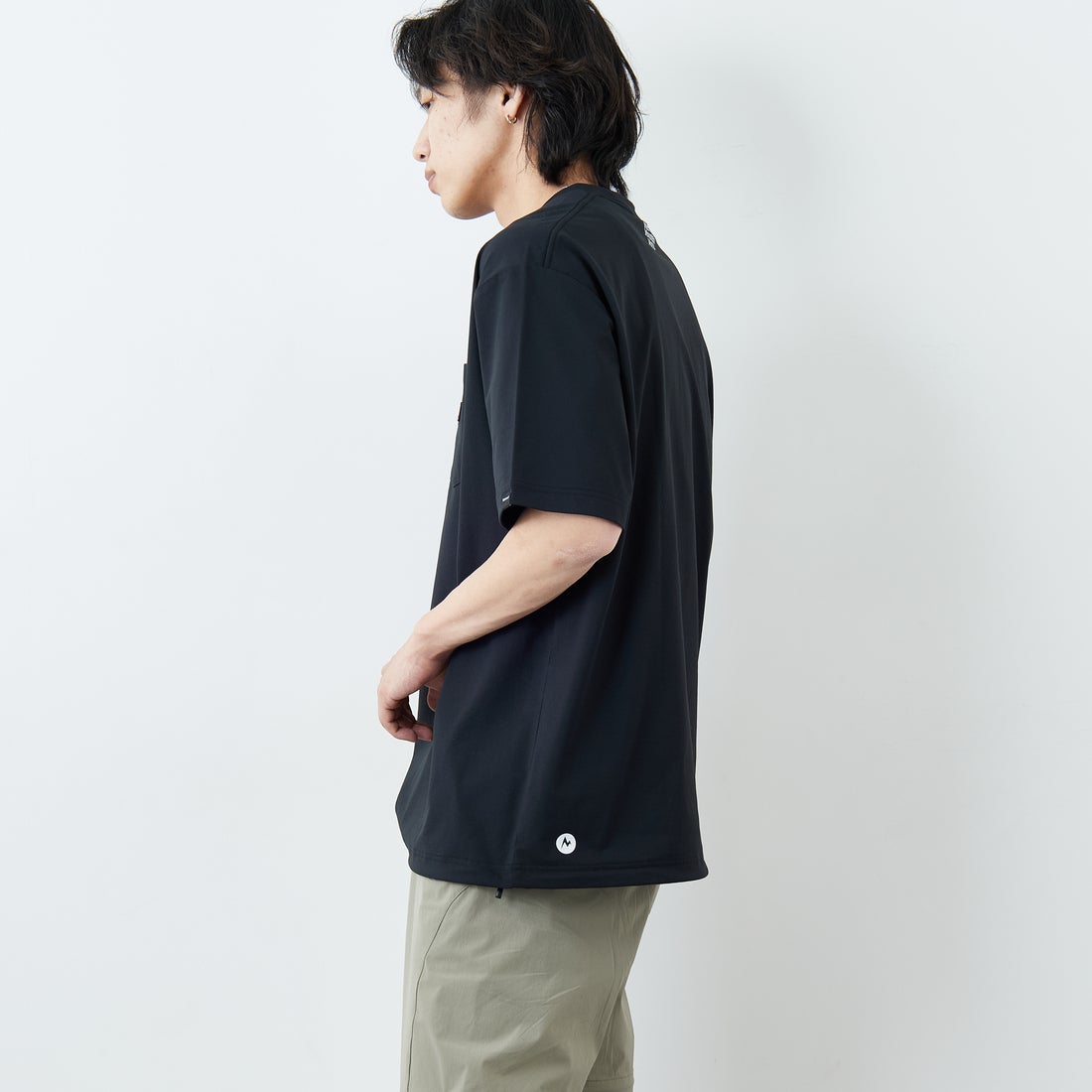 Marmot [マーモット] 別注 ドローコード付き ワッペンロゴ ポケットTシャツ [MTSS26MST339IN-JF] BLACK &&モデル身長：179cm 着用サイズ：L&&