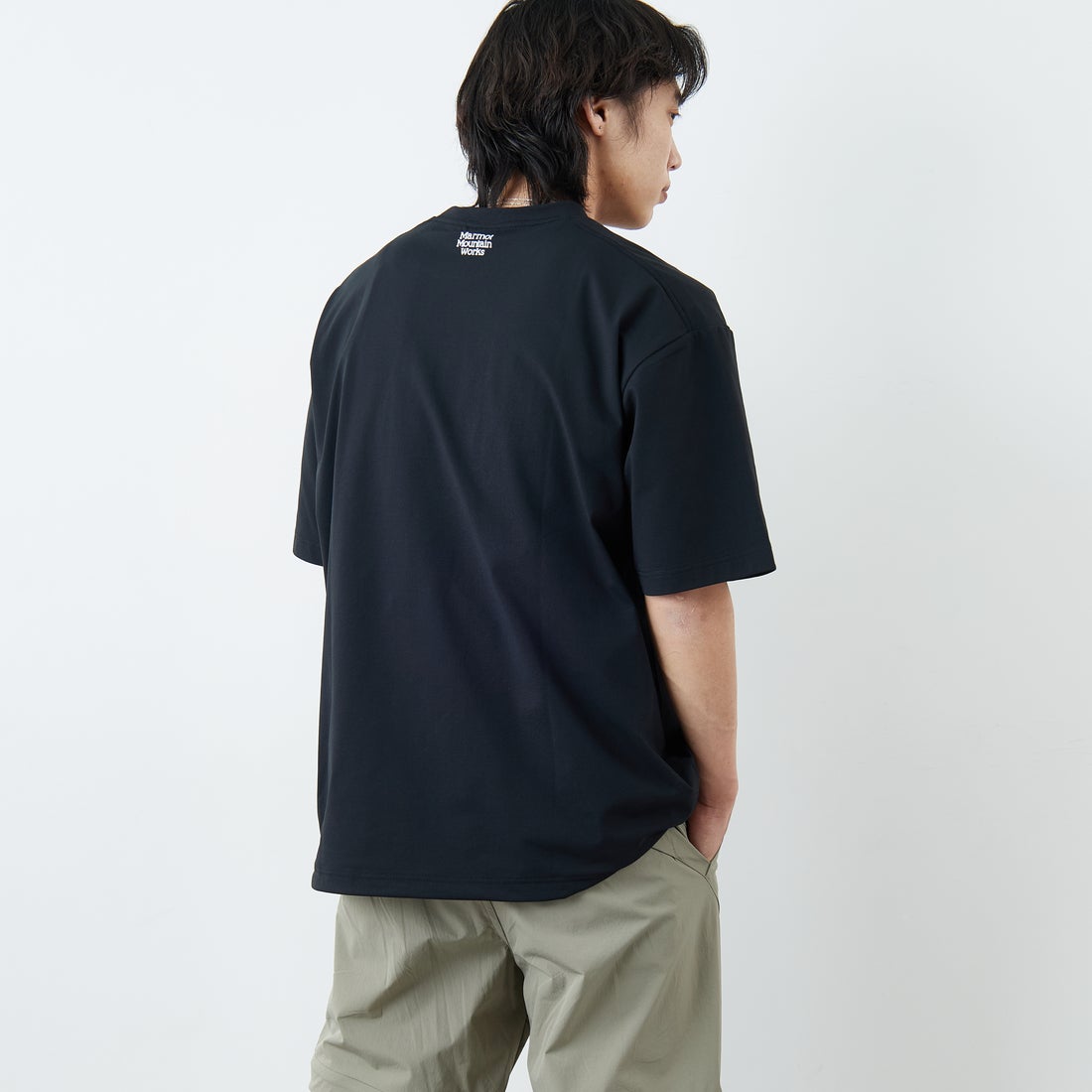 Marmot [マーモット] 別注 ドローコード付き ワッペンロゴ ポケットTシャツ [MTSS26MST339IN-JF] BLACK &&モデル身長：179cm 着用サイズ：L&&