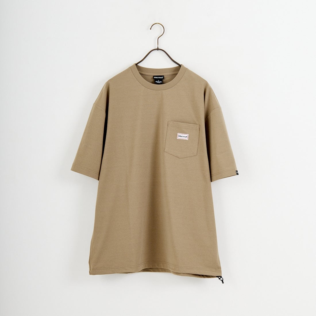 Marmot [マーモット] 別注 ドローコード付き ワッペンロゴ ポケットTシャツ [MTSS26MST339IN-JF] D.BEIGE