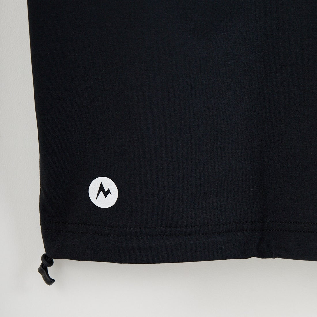 Marmot [マーモット] 別注 ドローコード付き ワッペンロゴ ポケットTシャツ [MTSS26MST339IN-JF] BLACK