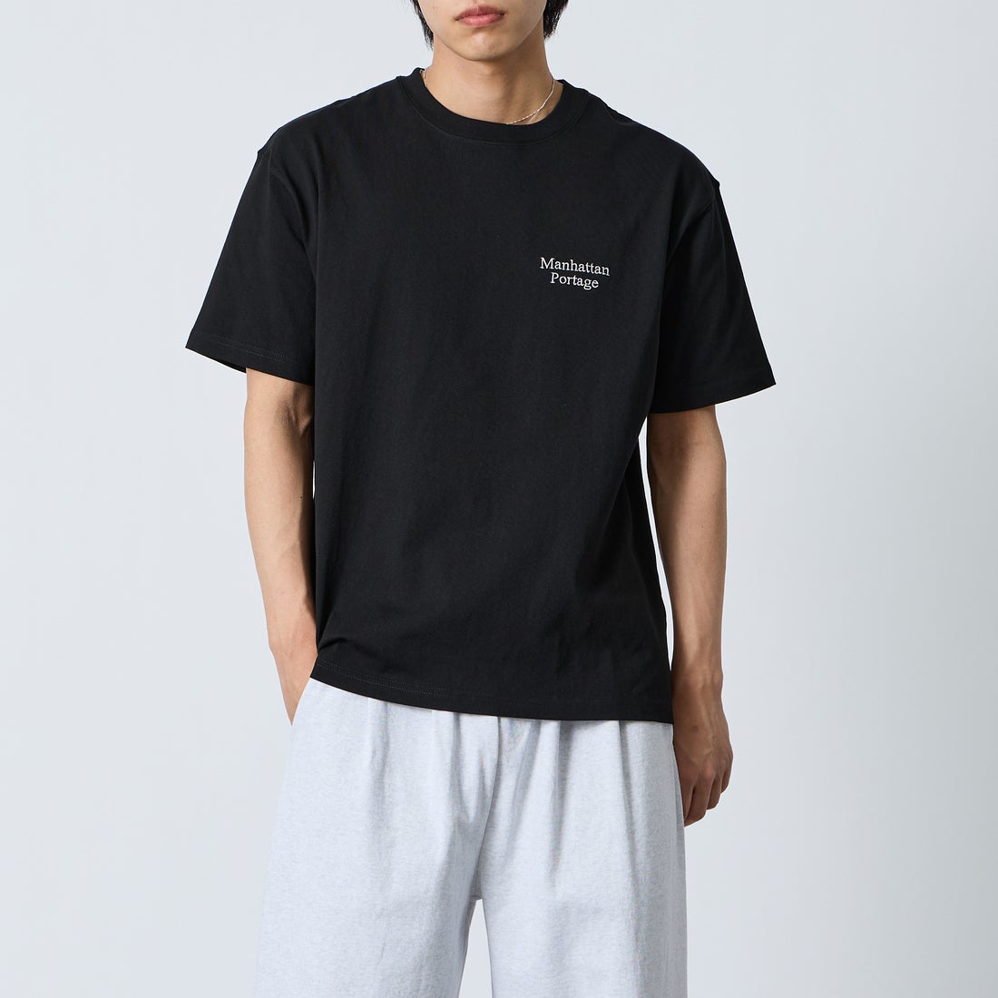 MANHATTAN PORTAGE [マンハッタンポーテージ] 別注 バックフォトプリントTシャツ [26SSMP-IN81-JF] BLACK &&モデル身長：179cm 着用サイズ：L&&