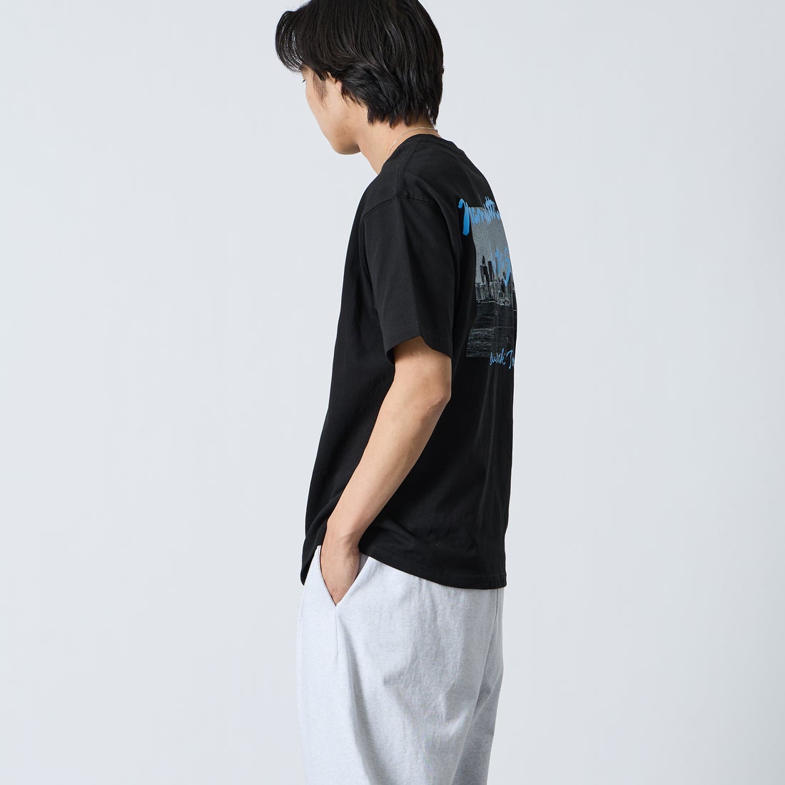 MANHATTAN PORTAGE [マンハッタンポーテージ] 別注 バックフォトプリントTシャツ [26SSMP-IN81-JF] BLACK &&モデル身長：179cm 着用サイズ：L&&