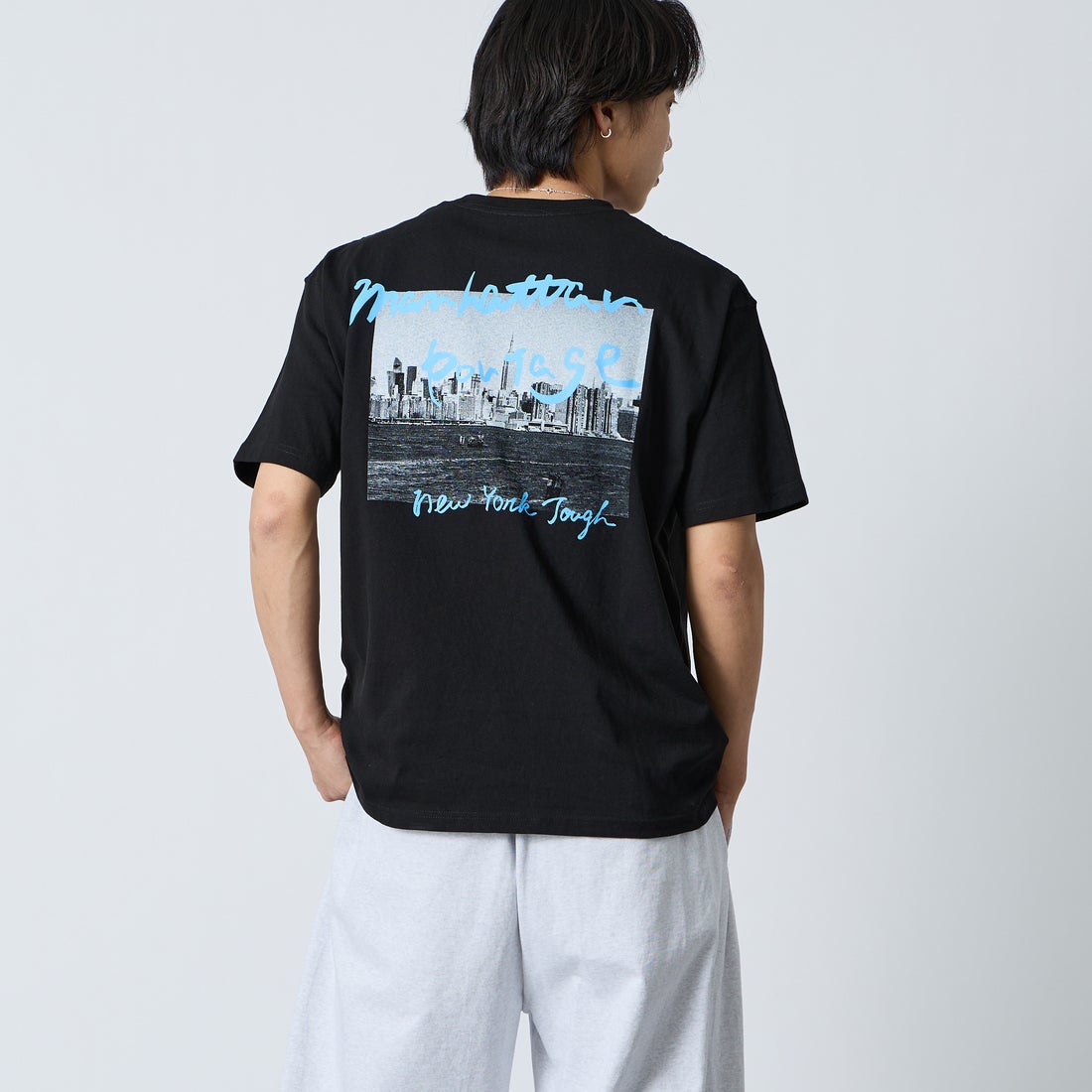 MANHATTAN PORTAGE [マンハッタンポーテージ] 別注 バックフォトプリントTシャツ [26SSMP-IN81-JF] BLACK &&モデル身長：179cm 着用サイズ：L&&