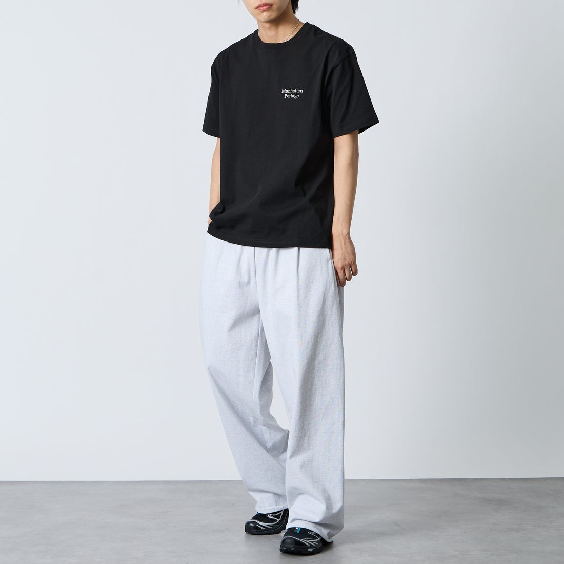 MANHATTAN PORTAGE [マンハッタンポーテージ] 別注 バックフォトプリントTシャツ [26SSMP-IN81-JF] BLACK &&モデル身長：179cm 着用サイズ：L&&