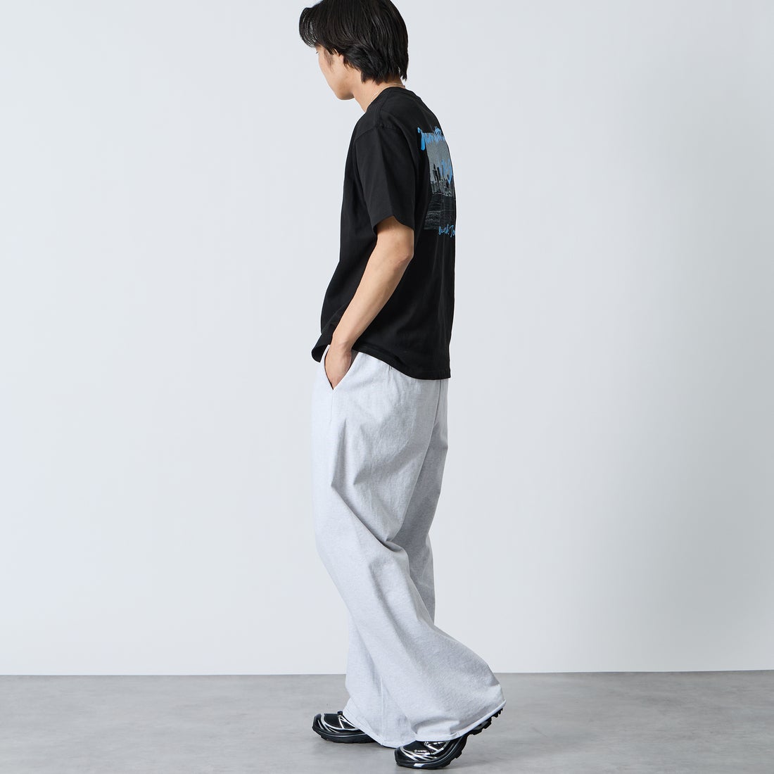 MANHATTAN PORTAGE [マンハッタンポーテージ] 別注 バックフォトプリントTシャツ [26SSMP-IN81-JF] BLACK &&モデル身長：179cm 着用サイズ：L&&