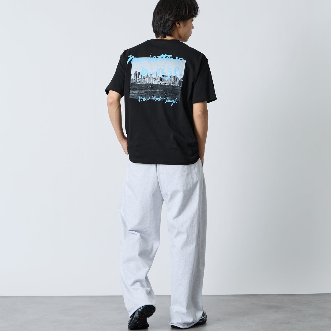 MANHATTAN PORTAGE [マンハッタンポーテージ] 別注 バックフォトプリントTシャツ [26SSMP-IN81-JF] BLACK &&モデル身長：179cm 着用サイズ：L&&