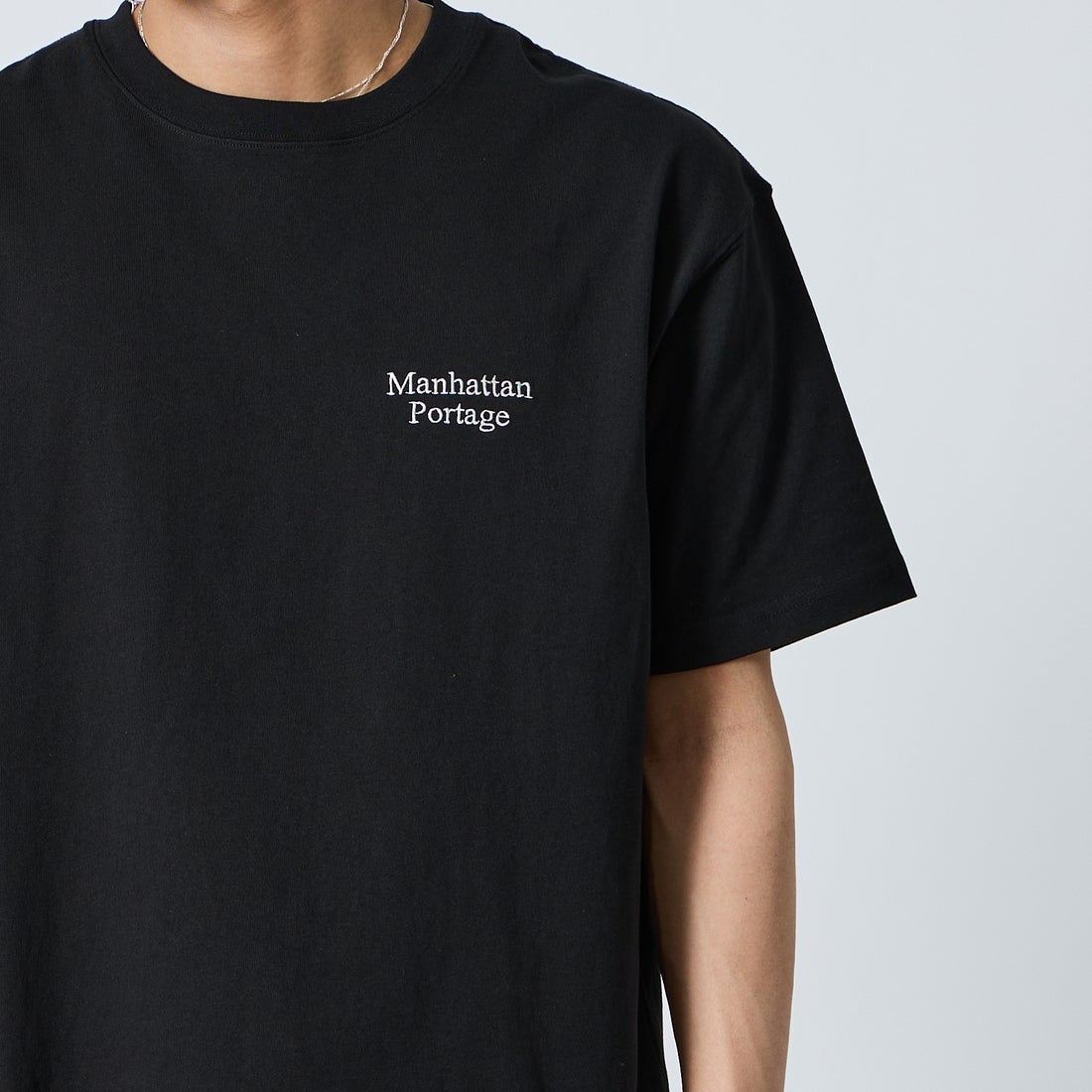 MANHATTAN PORTAGE [マンハッタンポーテージ] 別注 バックフォトプリントTシャツ [26SSMP-IN81-JF] BLACK &&モデル身長：179cm 着用サイズ：L&&