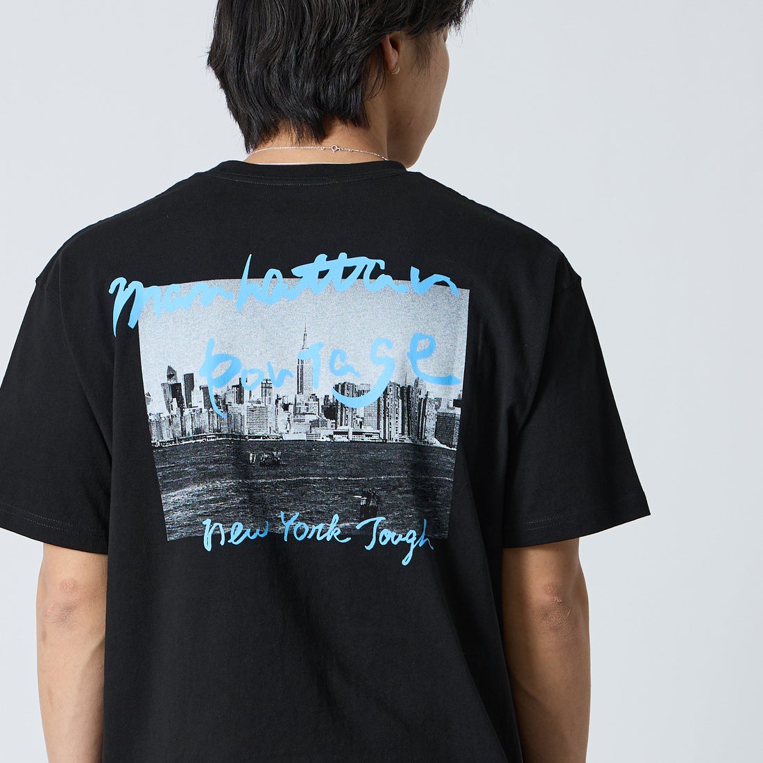 MANHATTAN PORTAGE [マンハッタンポーテージ] 別注 バックフォトプリントTシャツ [26SSMP-IN81-JF] BLACK &&モデル身長：179cm 着用サイズ：L&&