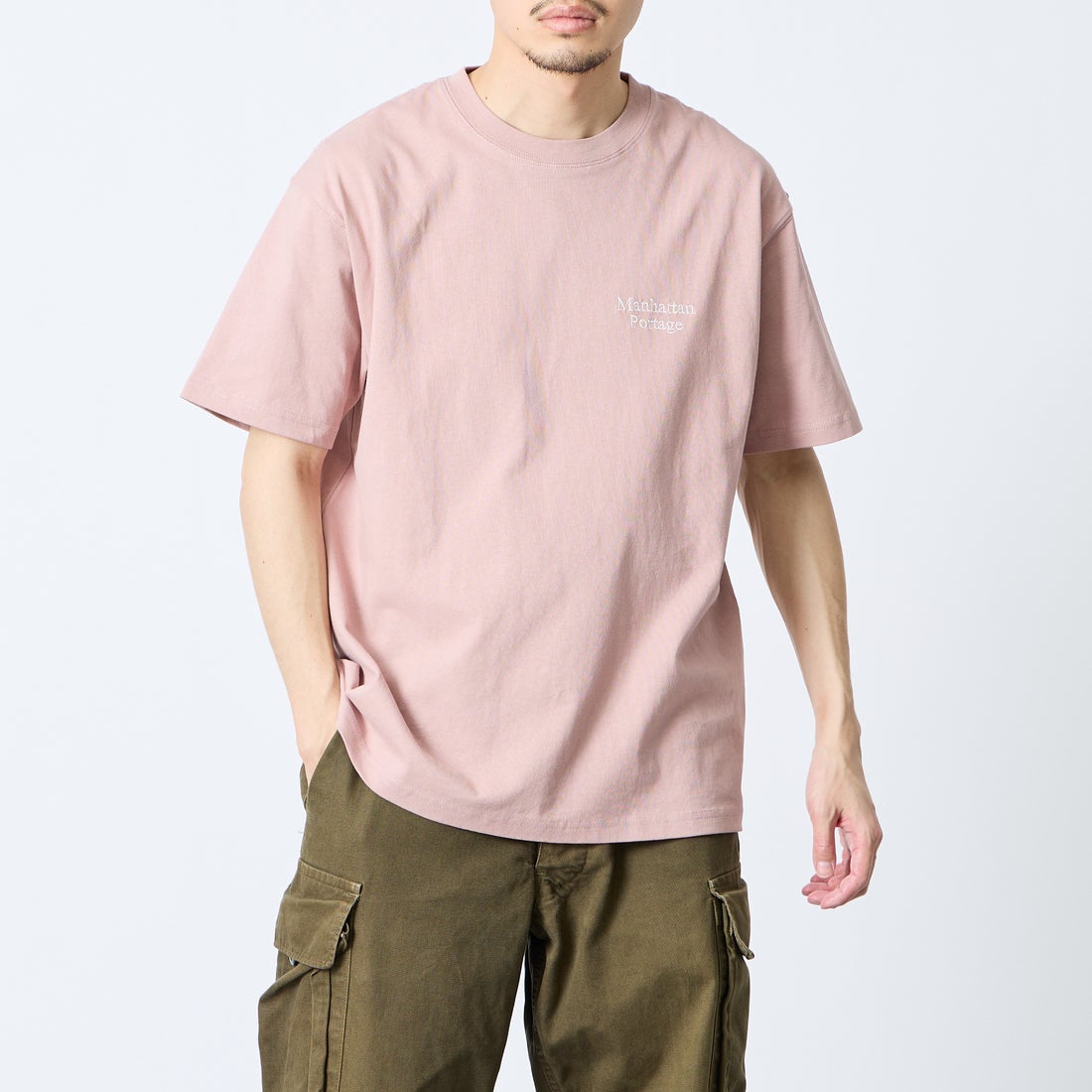 MANHATTAN PORTAGE [マンハッタンポーテージ] 別注 バックフォトプリントTシャツ [26SSMP-IN81-JF] PINK &&モデル身長：168cm 着用サイズ：M&&