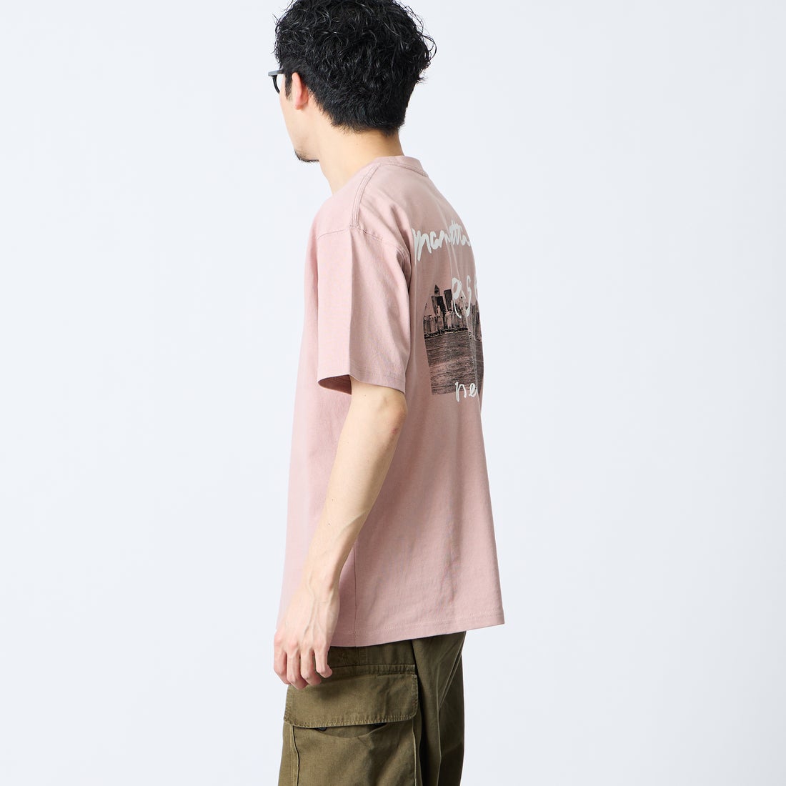 MANHATTAN PORTAGE [マンハッタンポーテージ] 別注 バックフォトプリントTシャツ [26SSMP-IN81-JF] PINK &&モデル身長：168cm 着用サイズ：M&&