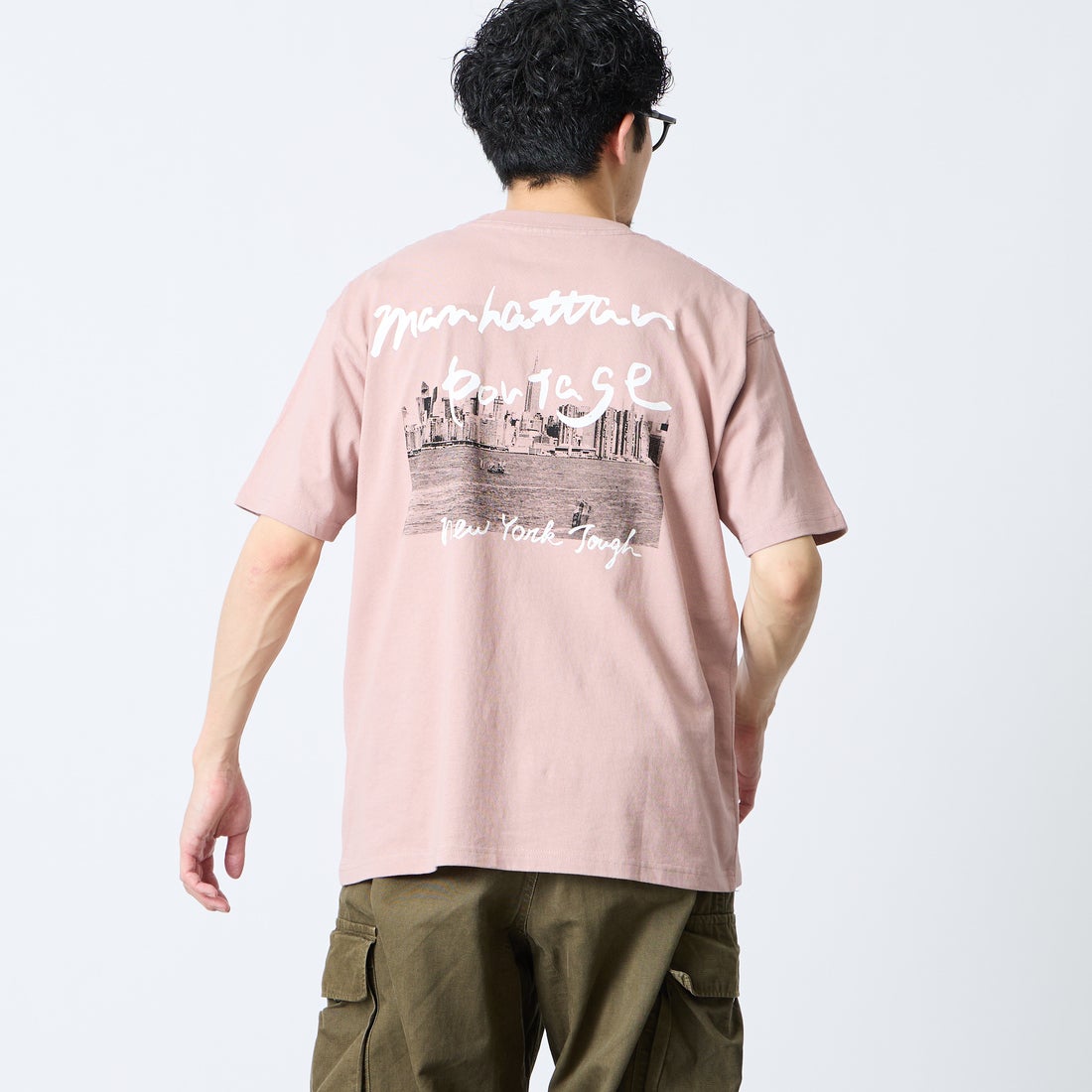 MANHATTAN PORTAGE [マンハッタンポーテージ] 別注 バックフォトプリントTシャツ [26SSMP-IN81-JF] PINK &&モデル身長：168cm 着用サイズ：M&&