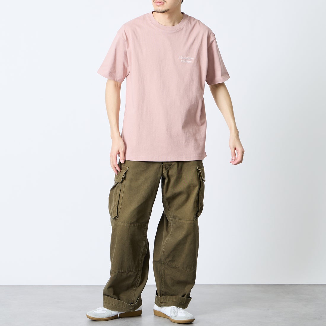 MANHATTAN PORTAGE [マンハッタンポーテージ] 別注 バックフォトプリントTシャツ [26SSMP-IN81-JF] PINK &&モデル身長：168cm 着用サイズ：M&&