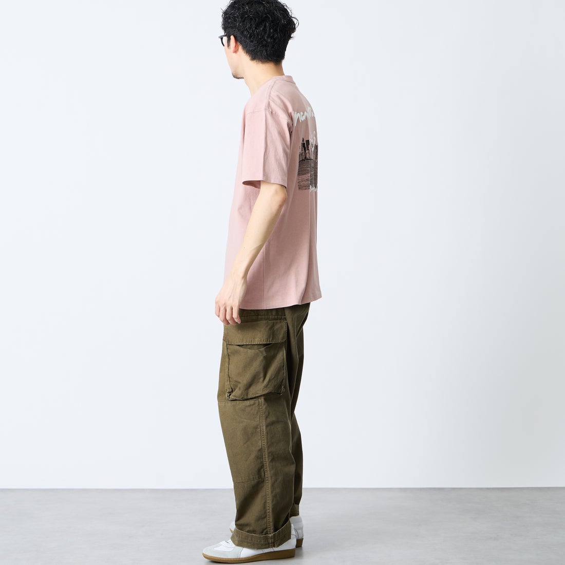 MANHATTAN PORTAGE [マンハッタンポーテージ] 別注 バックフォトプリントTシャツ [26SSMP-IN81-JF] PINK &&モデル身長：168cm 着用サイズ：M&&