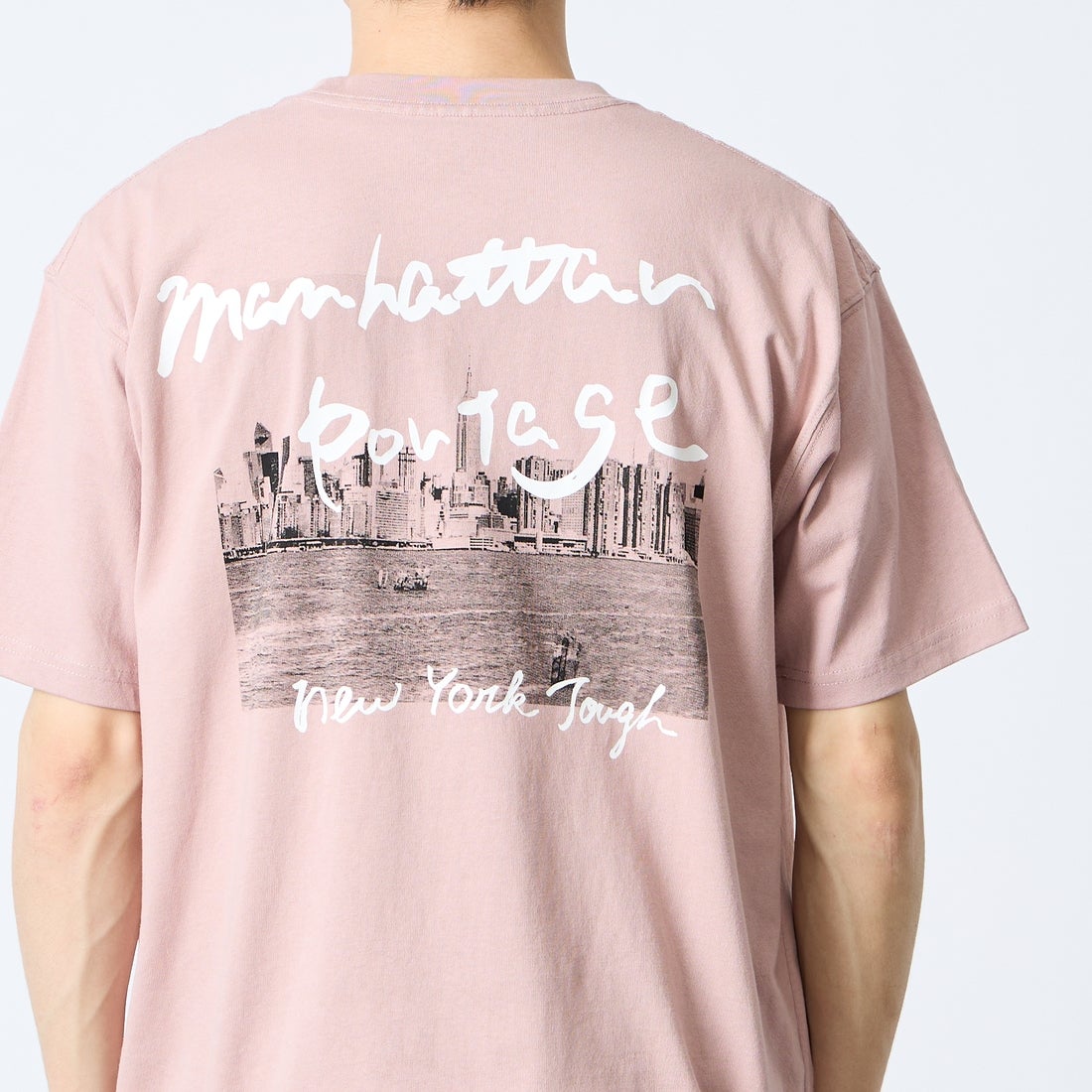 MANHATTAN PORTAGE [マンハッタンポーテージ] 別注 バックフォトプリントTシャツ [26SSMP-IN81-JF] PINK &&モデル身長：168cm 着用サイズ：M&&