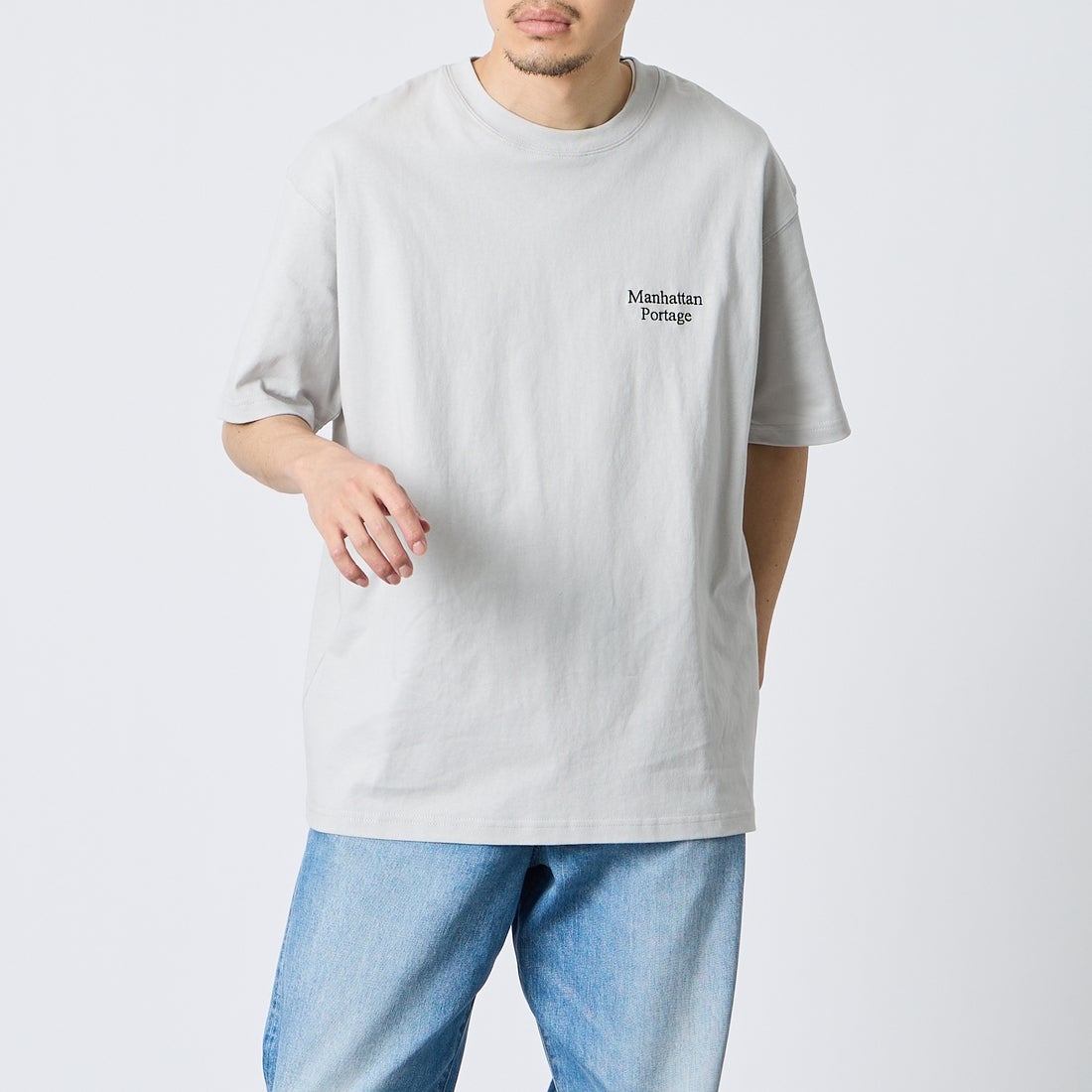 MANHATTAN PORTAGE [マンハッタンポーテージ] 別注 バックフォトプリントTシャツ [26SSMP-IN81-JF] L.GRAY &&モデル身長：168cm 着用サイズ：L&&
