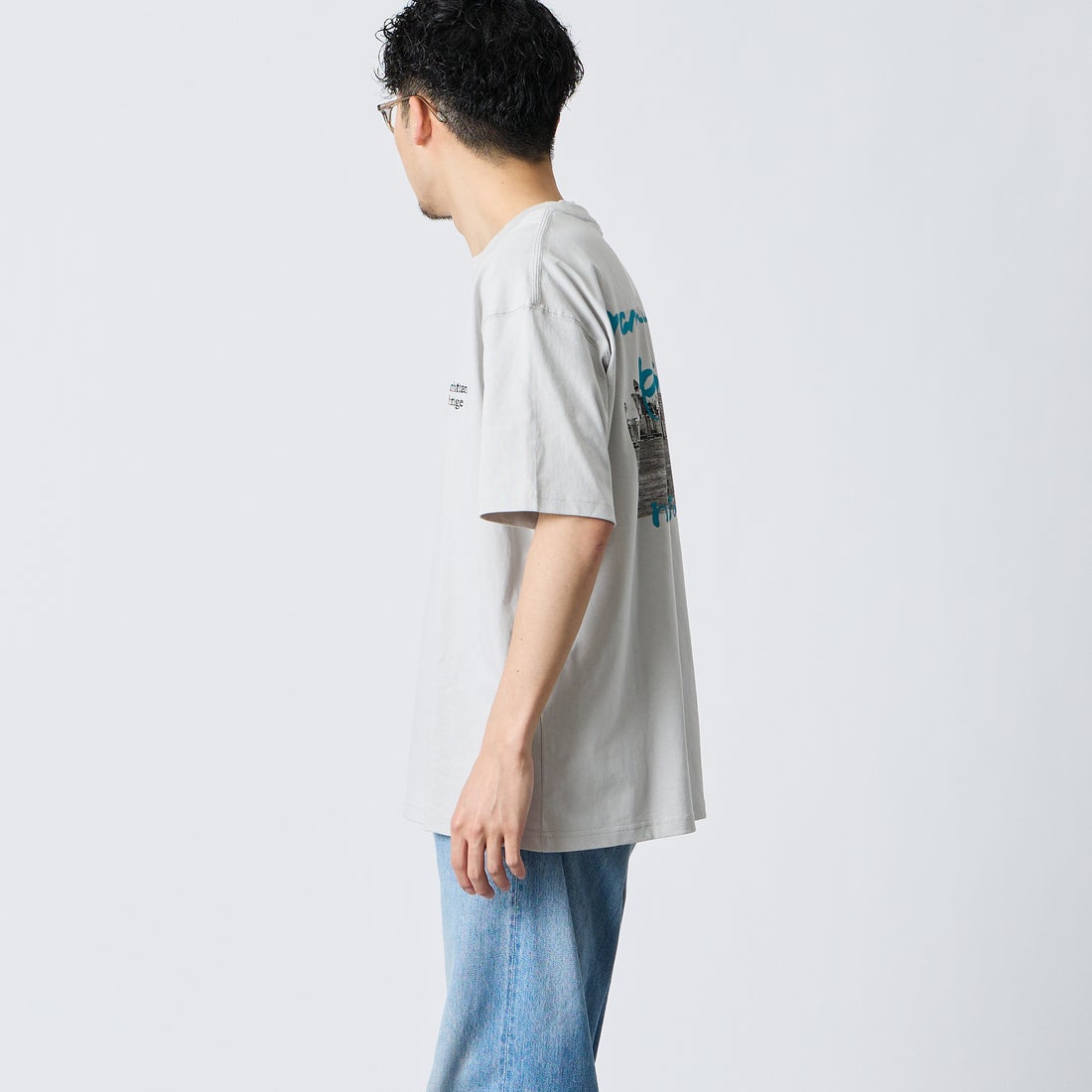 MANHATTAN PORTAGE [マンハッタンポーテージ] 別注 バックフォトプリントTシャツ [26SSMP-IN81-JF] L.GRAY &&モデル身長：168cm 着用サイズ：L&&