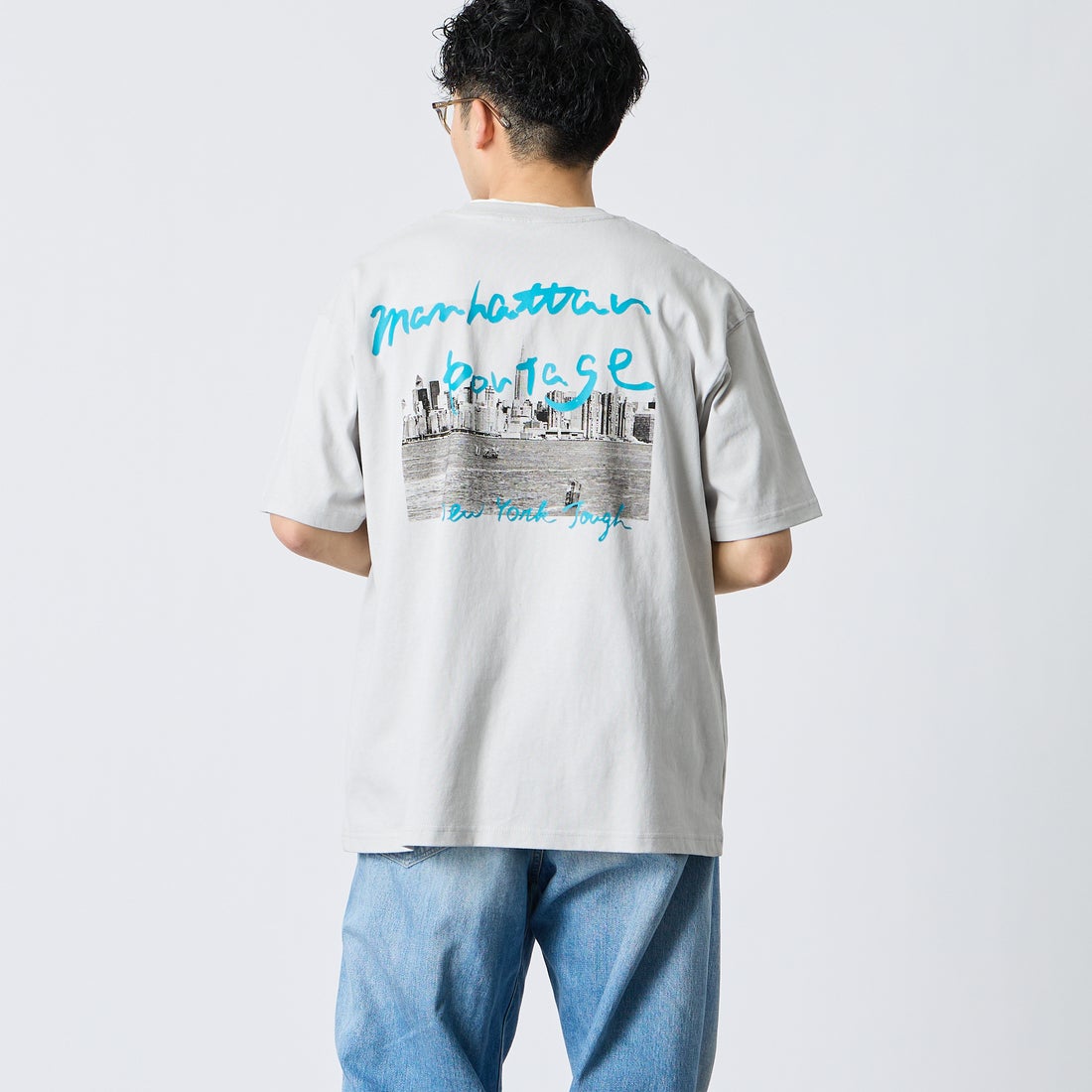 MANHATTAN PORTAGE [マンハッタンポーテージ] 別注 バックフォトプリントTシャツ [26SSMP-IN81-JF] L.GRAY &&モデル身長：168cm 着用サイズ：L&&