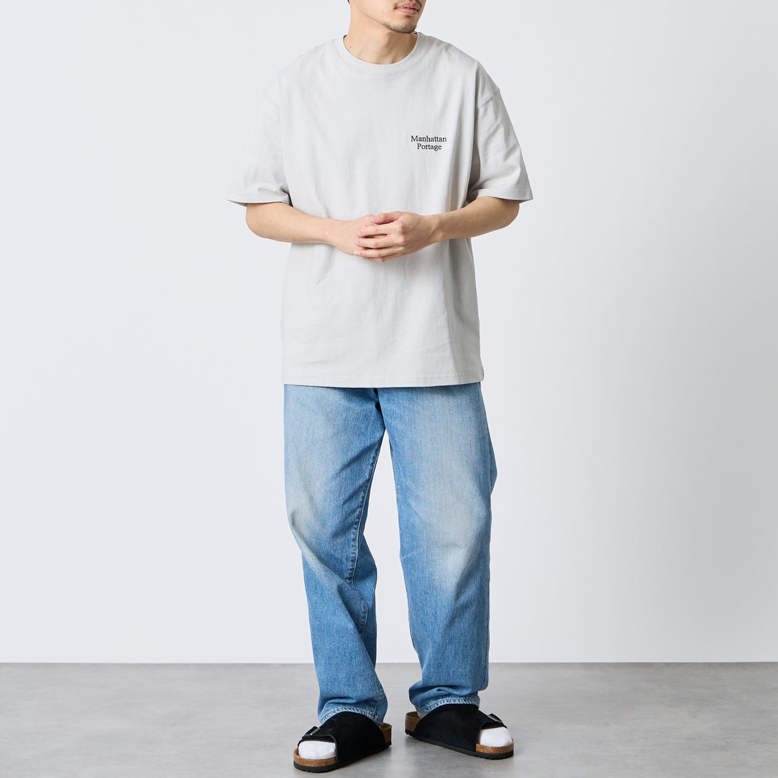 MANHATTAN PORTAGE [マンハッタンポーテージ] 別注 バックフォトプリントTシャツ [26SSMP-IN81-JF] L.GRAY &&モデル身長：168cm 着用サイズ：L&&