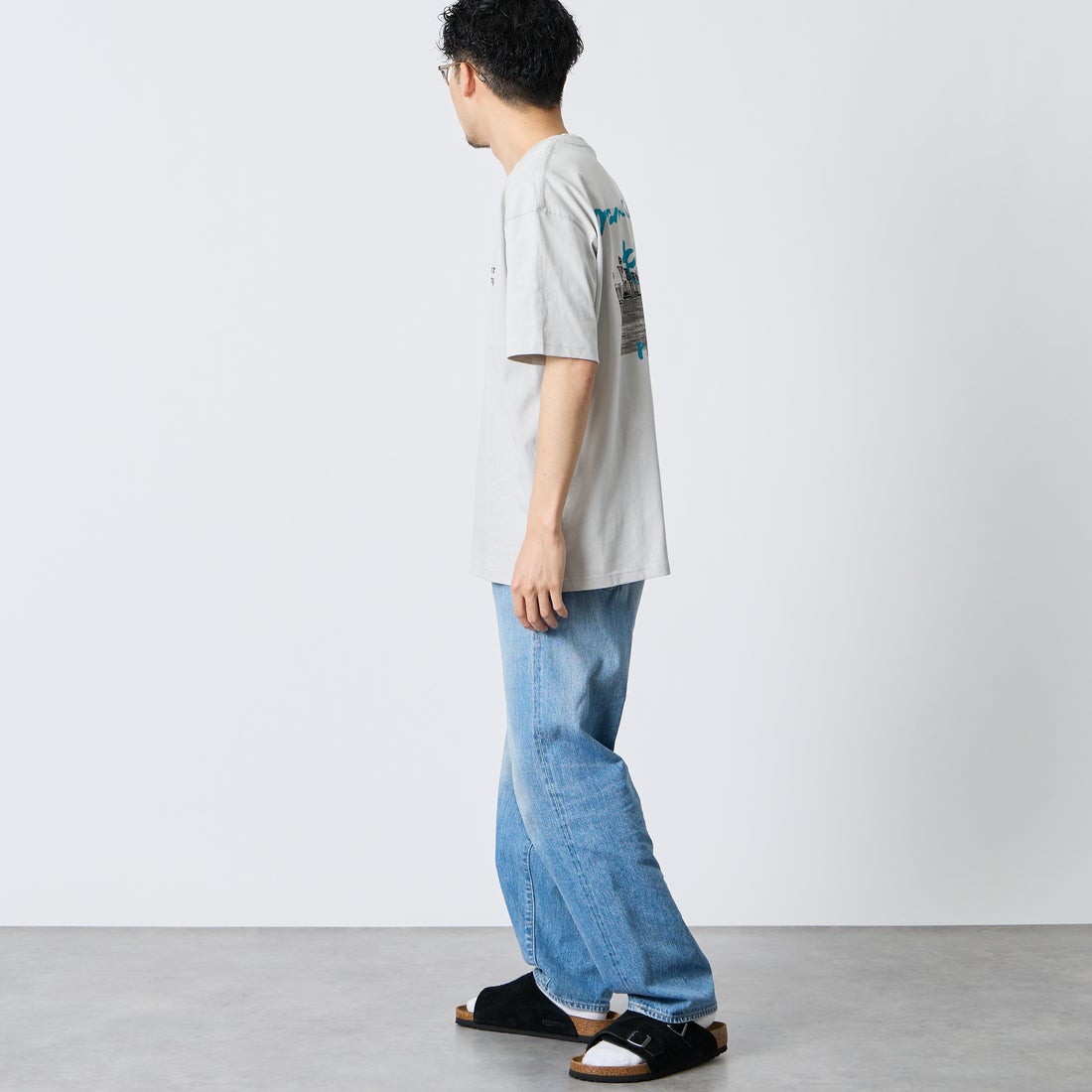 MANHATTAN PORTAGE [マンハッタンポーテージ] 別注 バックフォトプリントTシャツ [26SSMP-IN81-JF] L.GRAY &&モデル身長：168cm 着用サイズ：L&&