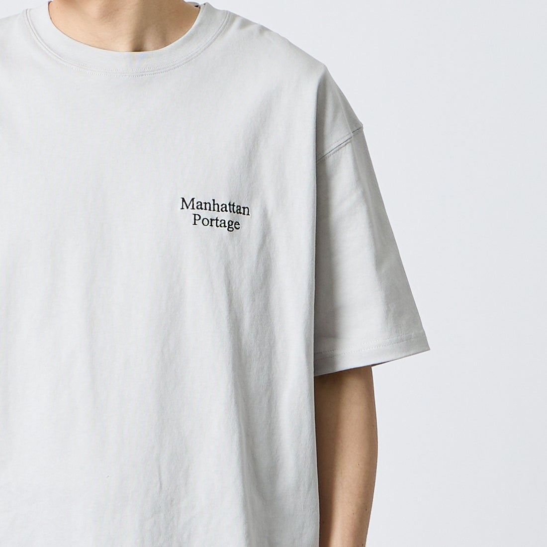 MANHATTAN PORTAGE [マンハッタンポーテージ] 別注 バックフォトプリントTシャツ [26SSMP-IN81-JF] L.GRAY &&モデル身長：168cm 着用サイズ：L&&
