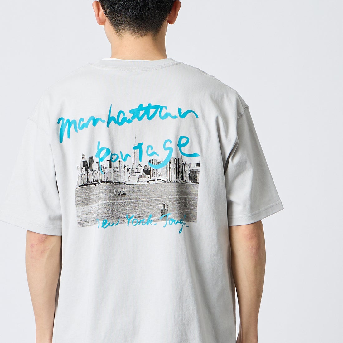 MANHATTAN PORTAGE [マンハッタンポーテージ] 別注 バックフォトプリントTシャツ [26SSMP-IN81-JF] L.GRAY &&モデル身長：168cm 着用サイズ：L&&