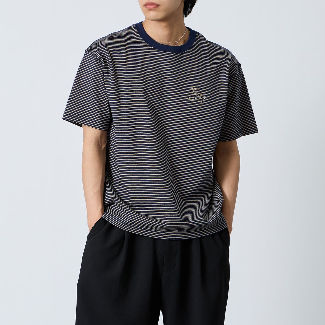 MANHATTAN PORTAGE [マンハッタンポーテージ] 別注 ランダム手描き風刺繍 バックプリントTシャツ [26SSMP-IN83-JF] NVY BORDER &&モデル身長：179cm 着用サイズ：L&&