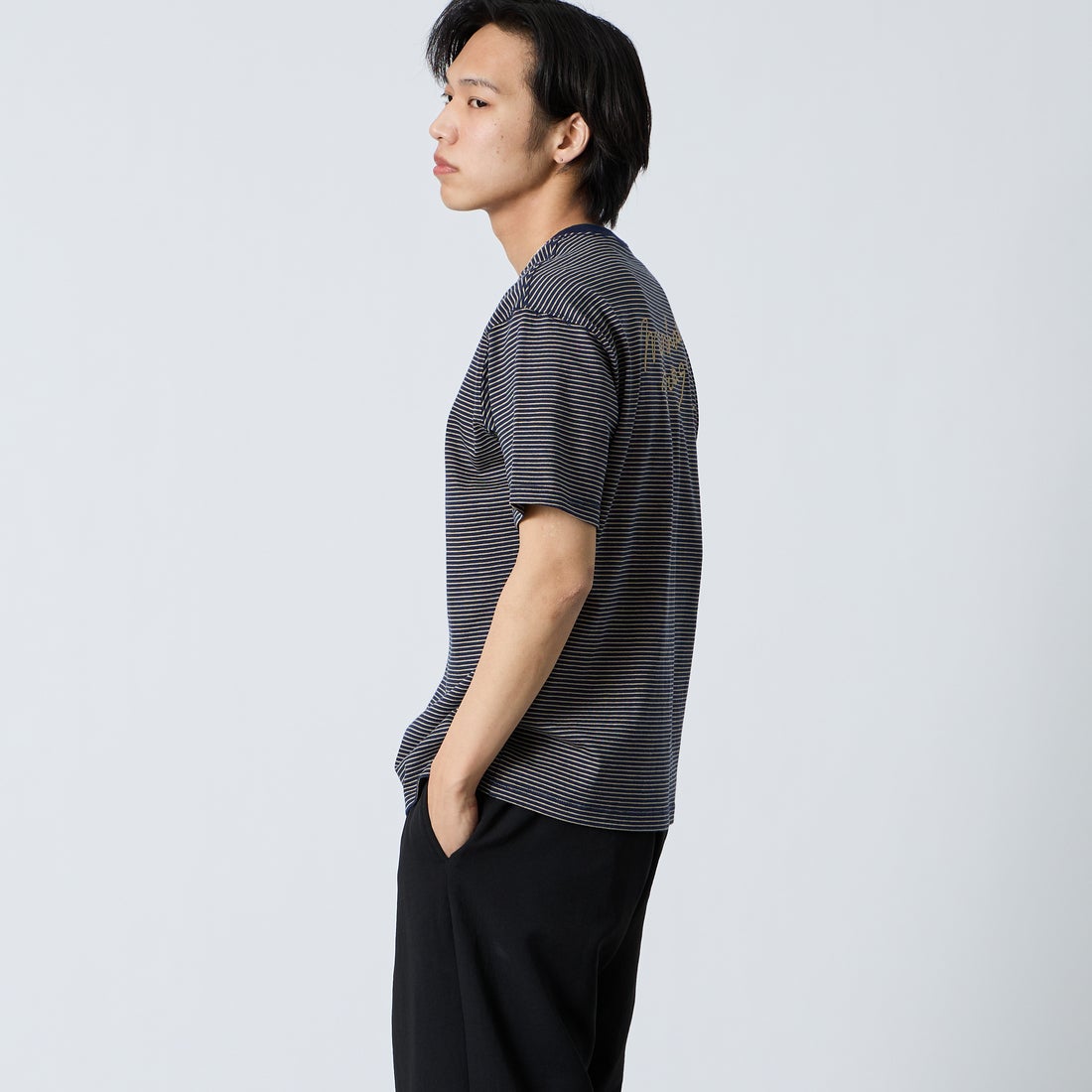 MANHATTAN PORTAGE [マンハッタンポーテージ] 別注 ランダム手描き風刺繍 バックプリントTシャツ [26SSMP-IN83-JF] NVY BORDER &&モデル身長：179cm 着用サイズ：L&&