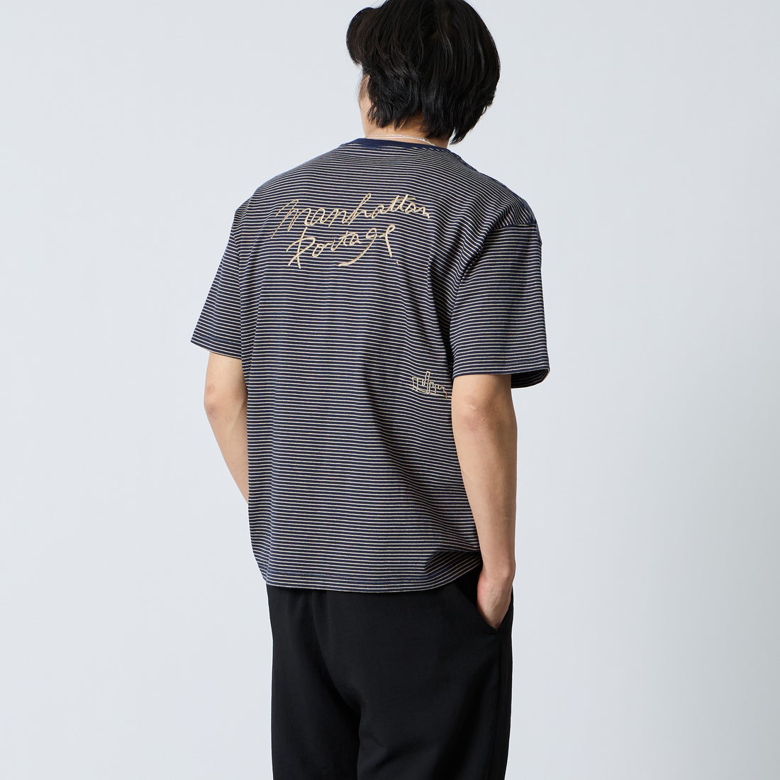 MANHATTAN PORTAGE [マンハッタンポーテージ] 別注 ランダム手描き風刺繍 バックプリントTシャツ [26SSMP-IN83-JF] NVY BORDER &&モデル身長：179cm 着用サイズ：L&&