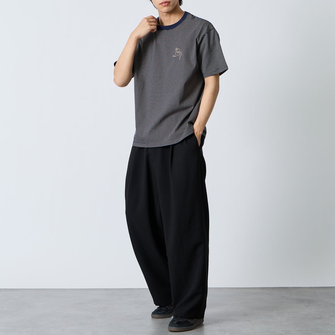 MANHATTAN PORTAGE [マンハッタンポーテージ] 別注 ランダム手描き風刺繍 バックプリントTシャツ [26SSMP-IN83-JF] NVY BORDER &&モデル身長：179cm 着用サイズ：L&&