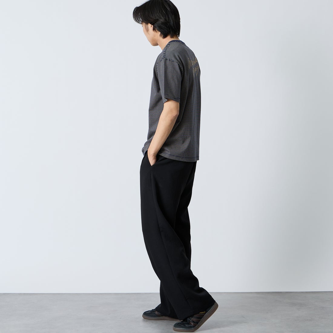 MANHATTAN PORTAGE [マンハッタンポーテージ] 別注 ランダム手描き風刺繍 バックプリントTシャツ [26SSMP-IN83-JF] NVY BORDER &&モデル身長：179cm 着用サイズ：L&&