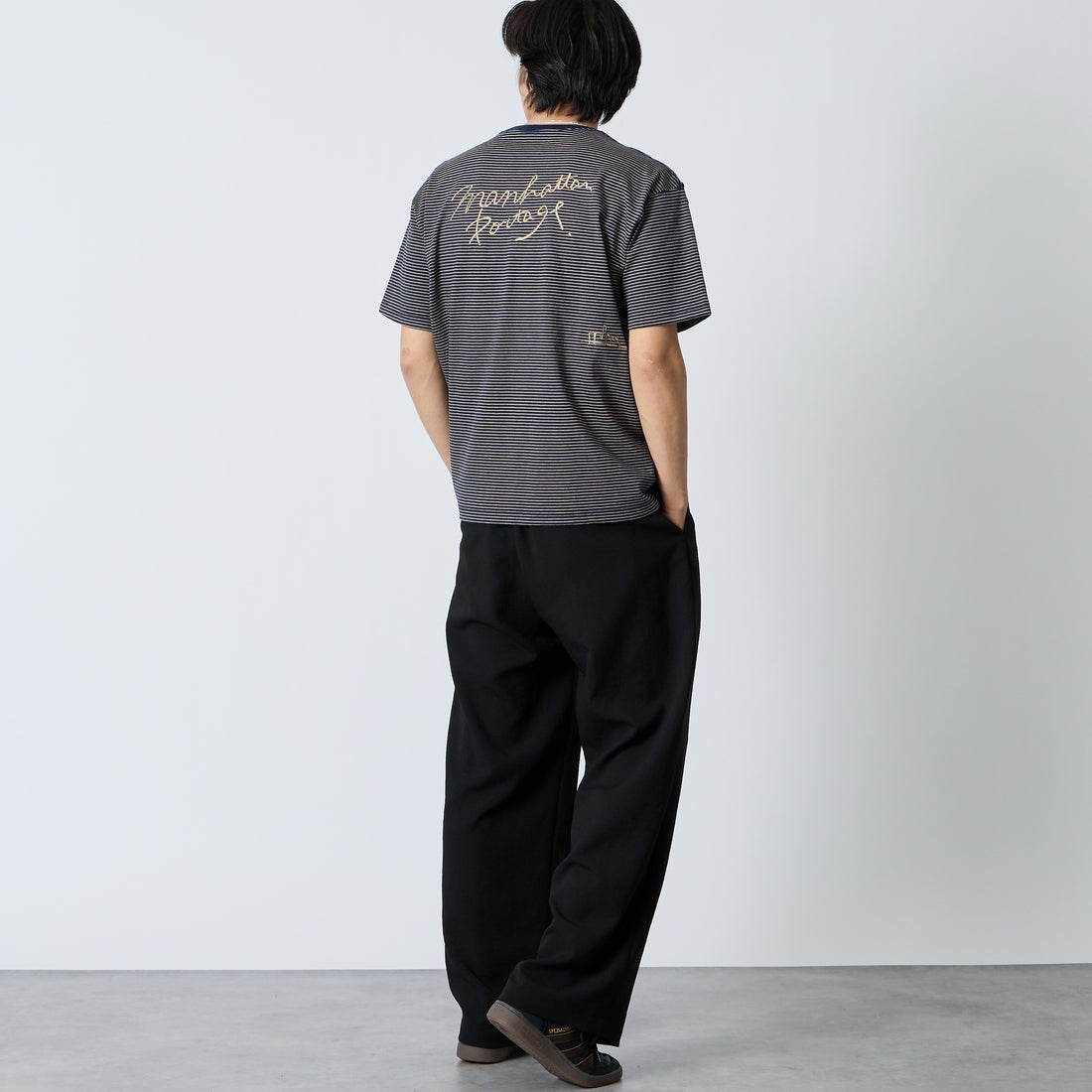 MANHATTAN PORTAGE [マンハッタンポーテージ] 別注 ランダム手描き風刺繍 バックプリントTシャツ [26SSMP-IN83-JF] NVY BORDER &&モデル身長：179cm 着用サイズ：L&&