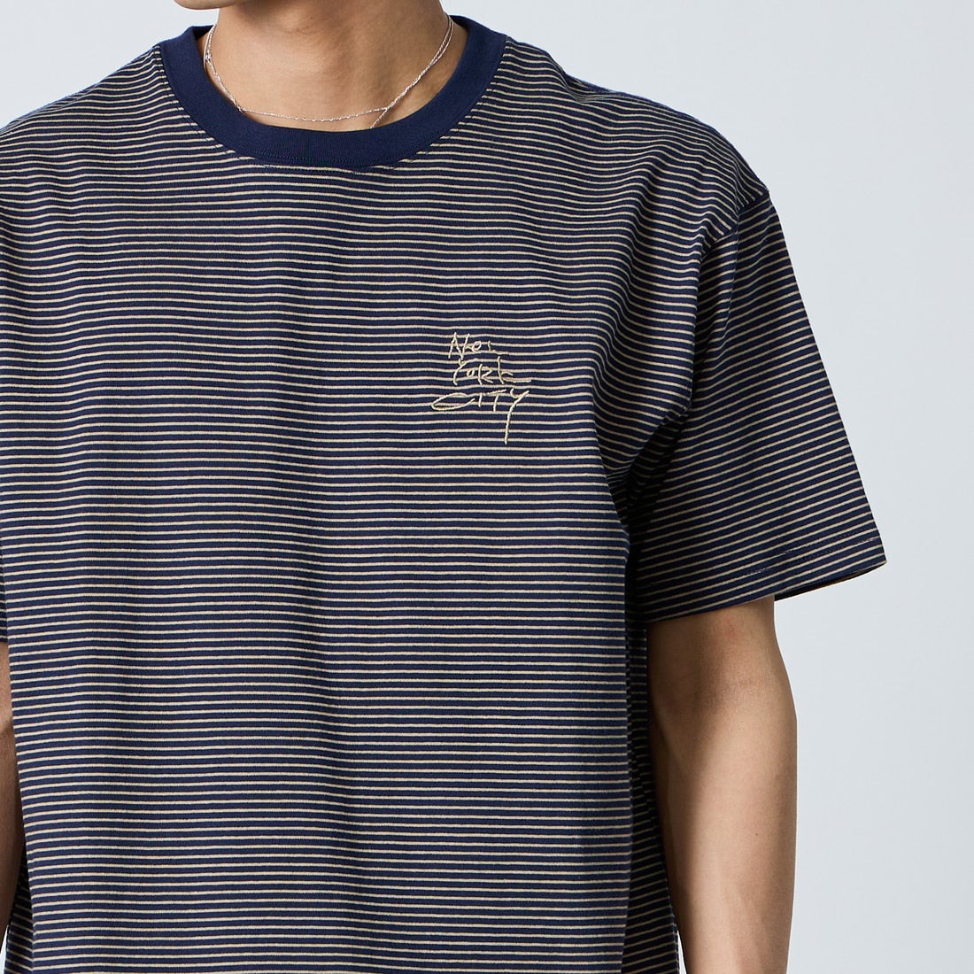 MANHATTAN PORTAGE [マンハッタンポーテージ] 別注 ランダム手描き風刺繍 バックプリントTシャツ [26SSMP-IN83-JF] NVY BORDER &&モデル身長：179cm 着用サイズ：L&&