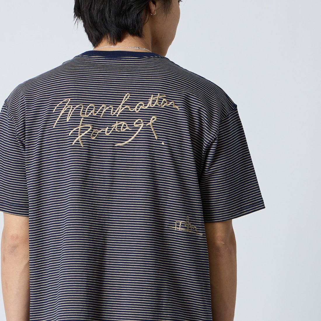MANHATTAN PORTAGE [マンハッタンポーテージ] 別注 ランダム手描き風刺繍 バックプリントTシャツ [26SSMP-IN83-JF] NVY BORDER &&モデル身長：179cm 着用サイズ：L&&