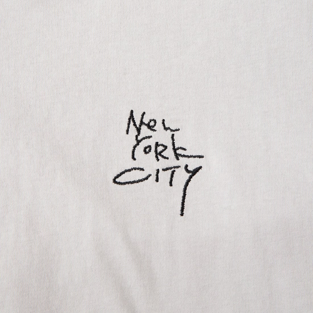 MANHATTAN PORTAGE [マンハッタンポーテージ] 別注 ランダム手描き風刺繍 バックプリントTシャツ [26SSMP-IN83-JF] L.GRAY