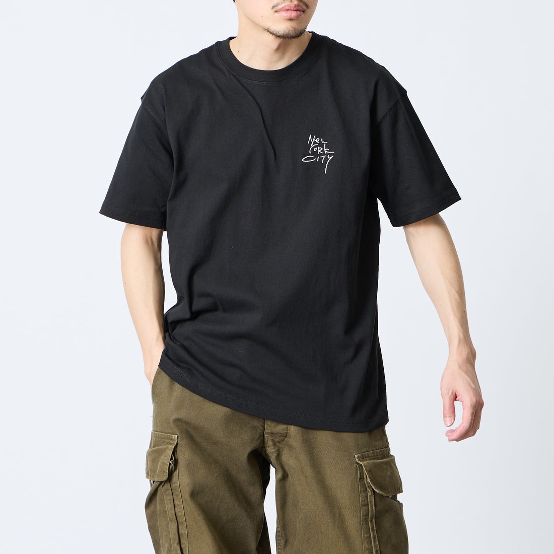 MANHATTAN PORTAGE [マンハッタンポーテージ] 別注 ランダム手描き風刺繍 バックプリントTシャツ [26SSMP-IN83-JF] BLACK &&モデル身長：168cm 着用サイズ：M&&