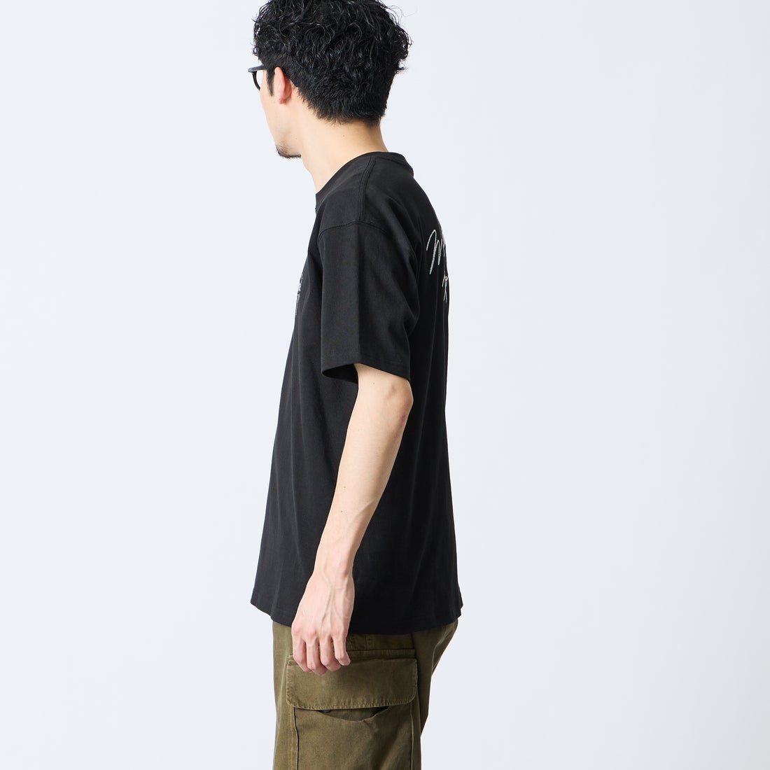 MANHATTAN PORTAGE [マンハッタンポーテージ] 別注 ランダム手描き風刺繍 バックプリントTシャツ [26SSMP-IN83-JF] BLACK &&モデル身長：168cm 着用サイズ：M&&