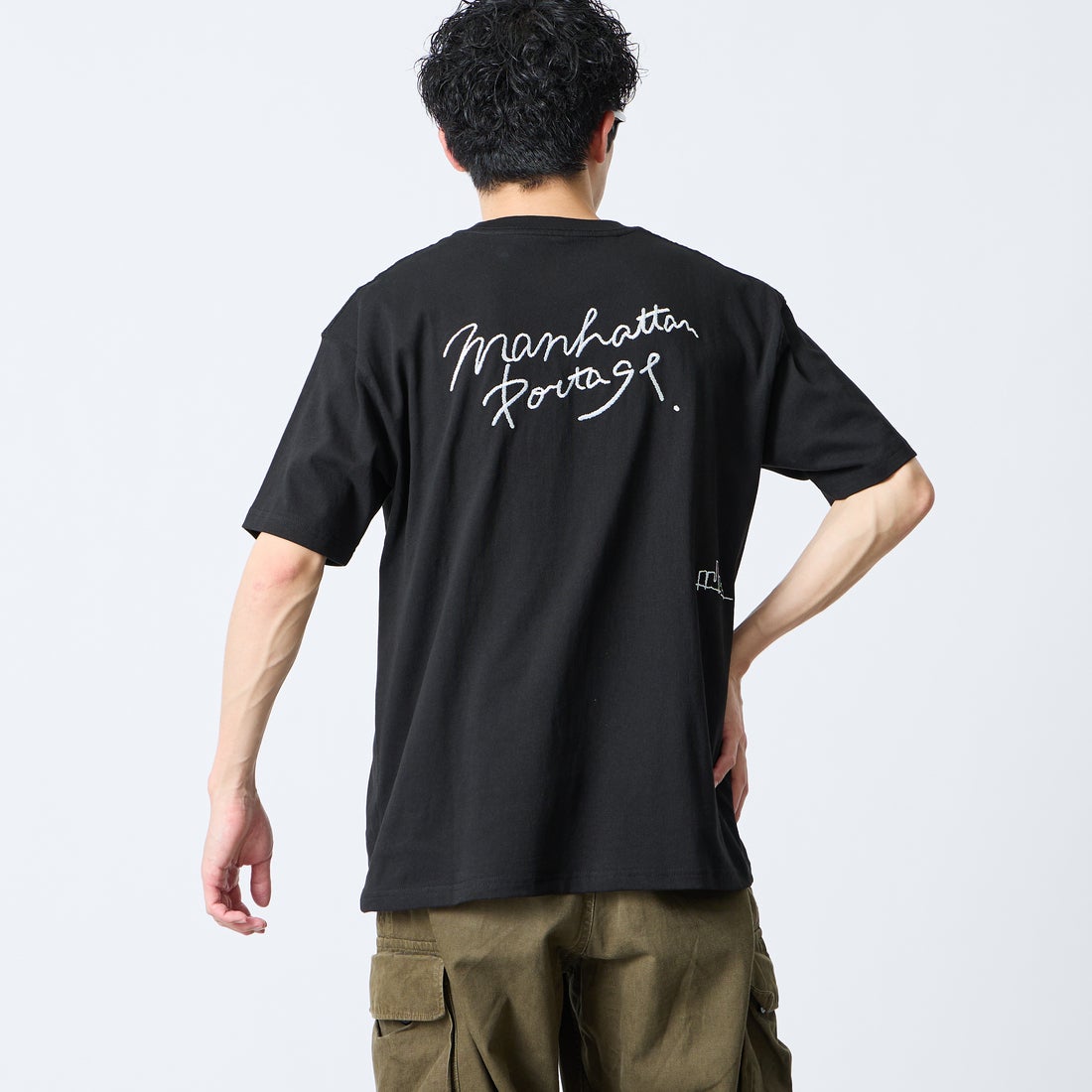 MANHATTAN PORTAGE [マンハッタンポーテージ] 別注 ランダム手描き風刺繍 バックプリントTシャツ [26SSMP-IN83-JF] BLACK &&モデル身長：168cm 着用サイズ：M&&