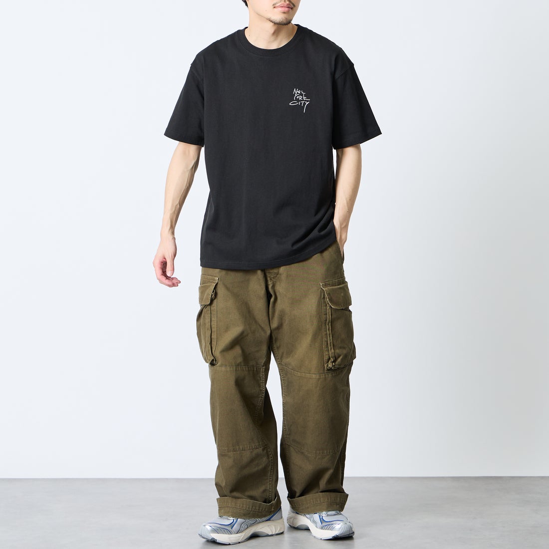 MANHATTAN PORTAGE [マンハッタンポーテージ] 別注 ランダム手描き風刺繍 バックプリントTシャツ [26SSMP-IN83-JF] BLACK &&モデル身長：168cm 着用サイズ：M&&