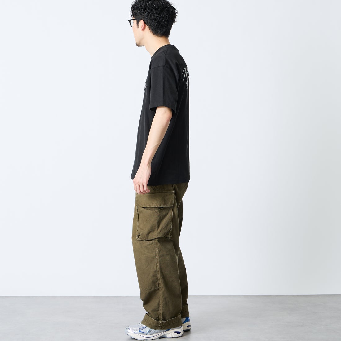 MANHATTAN PORTAGE [マンハッタンポーテージ] 別注 ランダム手描き風刺繍 バックプリントTシャツ [26SSMP-IN83-JF] BLACK &&モデル身長：168cm 着用サイズ：M&&