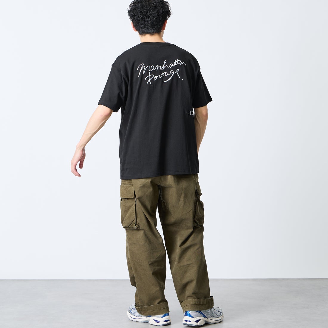 MANHATTAN PORTAGE [マンハッタンポーテージ] 別注 ランダム手描き風刺繍 バックプリントTシャツ [26SSMP-IN83-JF] BLACK &&モデル身長：168cm 着用サイズ：M&&