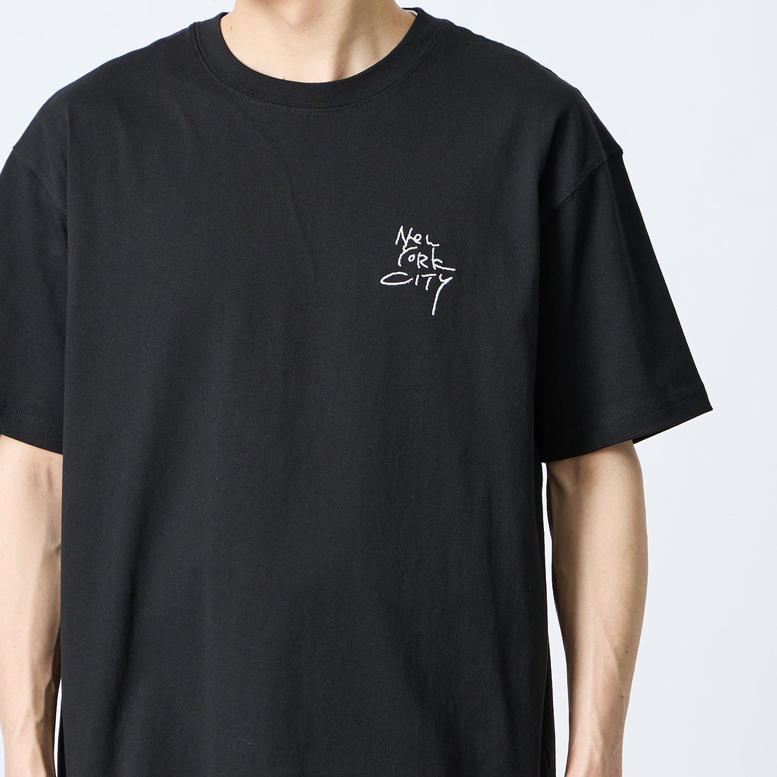 MANHATTAN PORTAGE [マンハッタンポーテージ] 別注 ランダム手描き風刺繍 バックプリントTシャツ [26SSMP-IN83-JF] BLACK &&モデル身長：168cm 着用サイズ：M&&