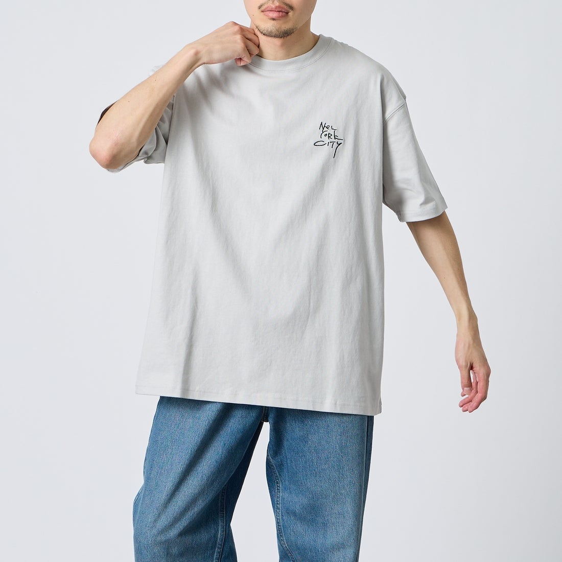 MANHATTAN PORTAGE [マンハッタンポーテージ] 別注 ランダム手描き風刺繍 バックプリントTシャツ [26SSMP-IN83-JF] L.GRAY &&モデル身長：168cm 着用サイズ：XL&&
