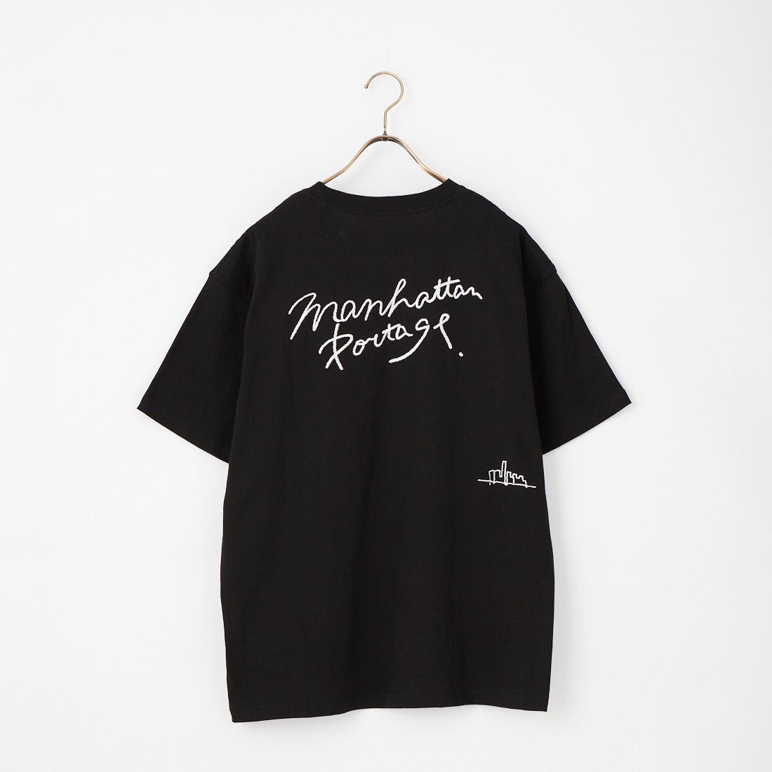 MANHATTAN PORTAGE [マンハッタンポーテージ] 別注 ランダム手描き風刺繍 バックプリントTシャツ [26SSMP-IN83-JF] BLACK