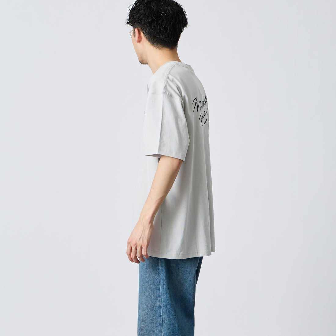 MANHATTAN PORTAGE [マンハッタンポーテージ] 別注 ランダム手描き風刺繍 バックプリントTシャツ [26SSMP-IN83-JF] L.GRAY &&モデル身長：168cm 着用サイズ：XL&&ORTAGE [マンハッタンポーテージ] 別注 ランダム手描き風刺繍 バックプリントTシャツ [26SSMP-IN83-JF] BLACK
