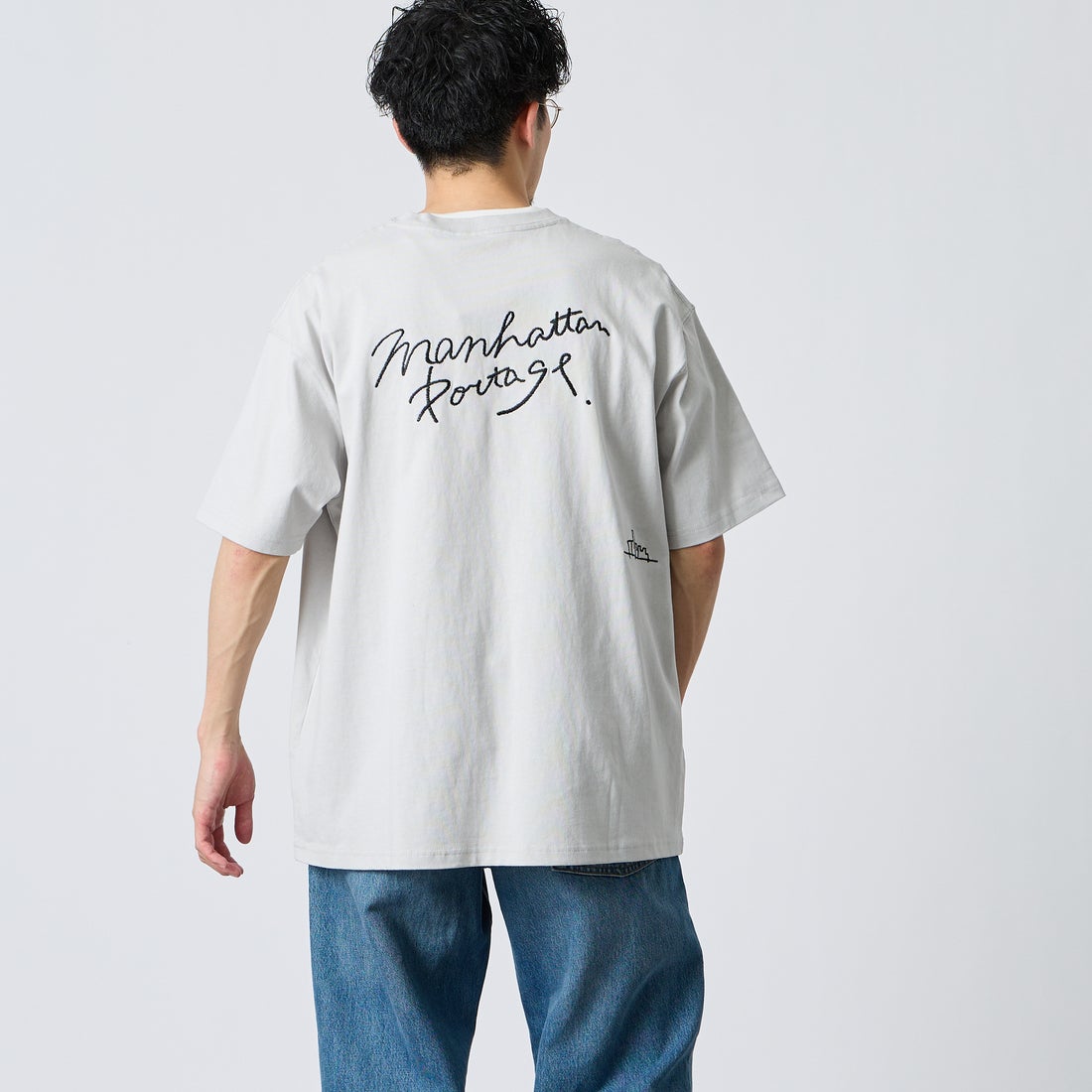 MANHATTAN PORTAGE [マンハッタンポーテージ] 別注 ランダム手描き風刺繍 バックプリントTシャツ [26SSMP-IN83-JF] L.GRAY &&モデル身長：168cm 着用サイズ：XL&&