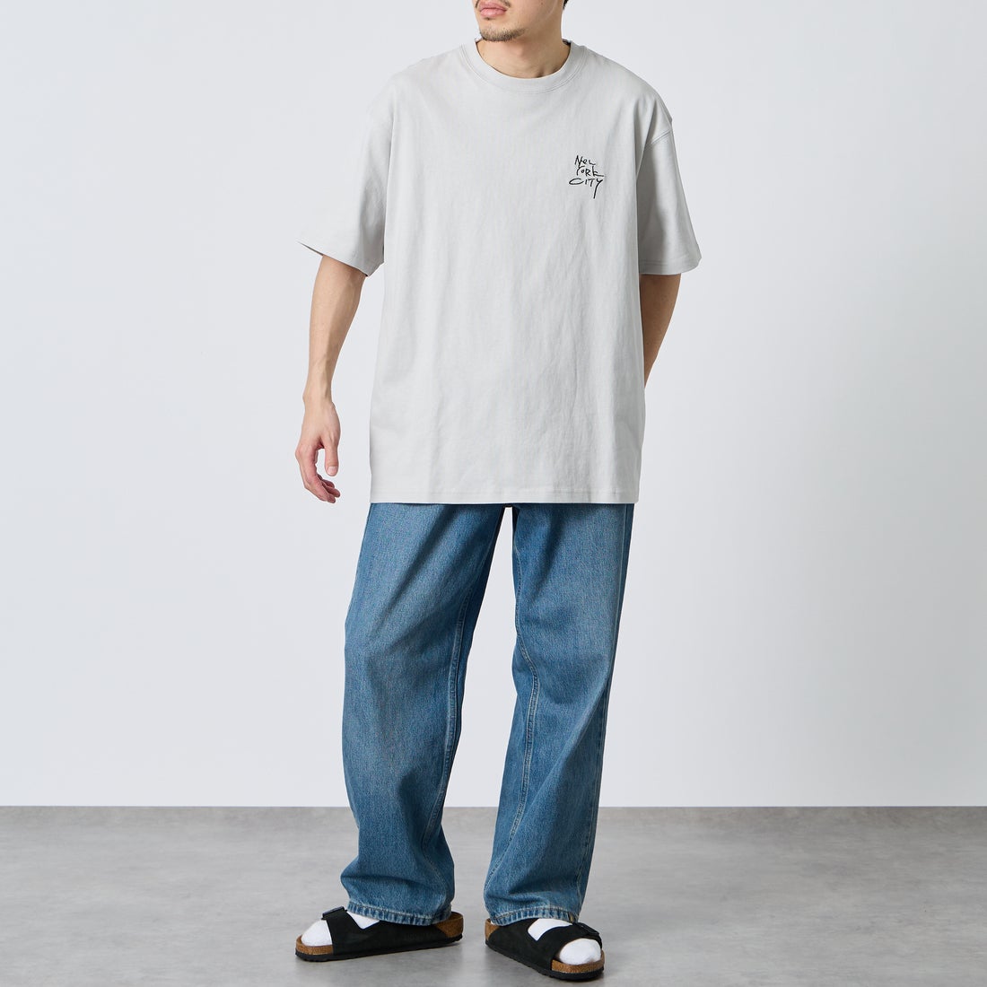 MANHATTAN PORTAGE [マンハッタンポーテージ] 別注 ランダム手描き風刺繍 バックプリントTシャツ [26SSMP-IN83-JF] L.GRAY &&モデル身長：168cm 着用サイズ：XL&&